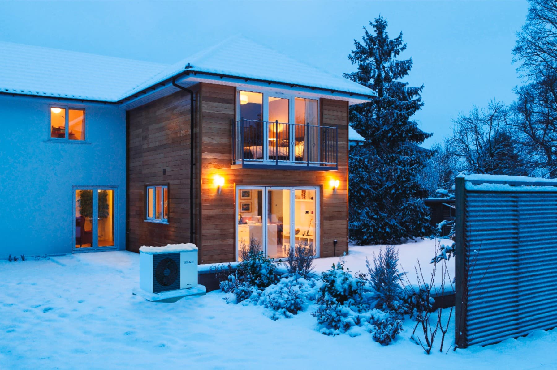 Пар лежи на кауч