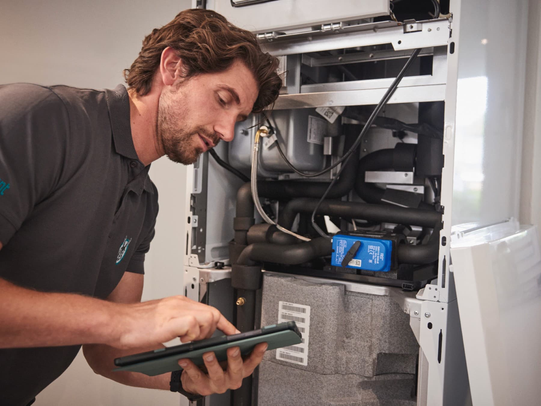 Инженер од Вајант кој сервисира котел ecoTEC plus