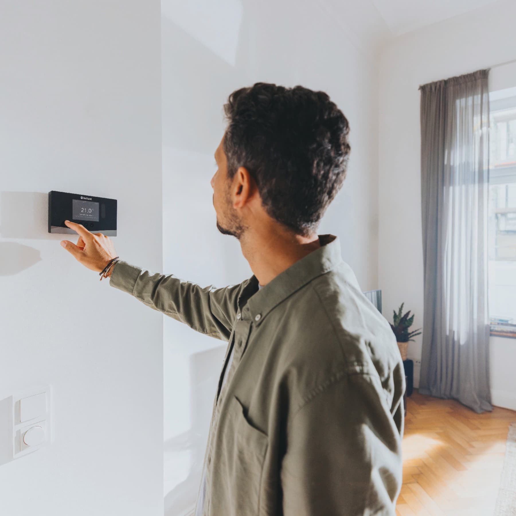 Човек пишува на контролер за греење