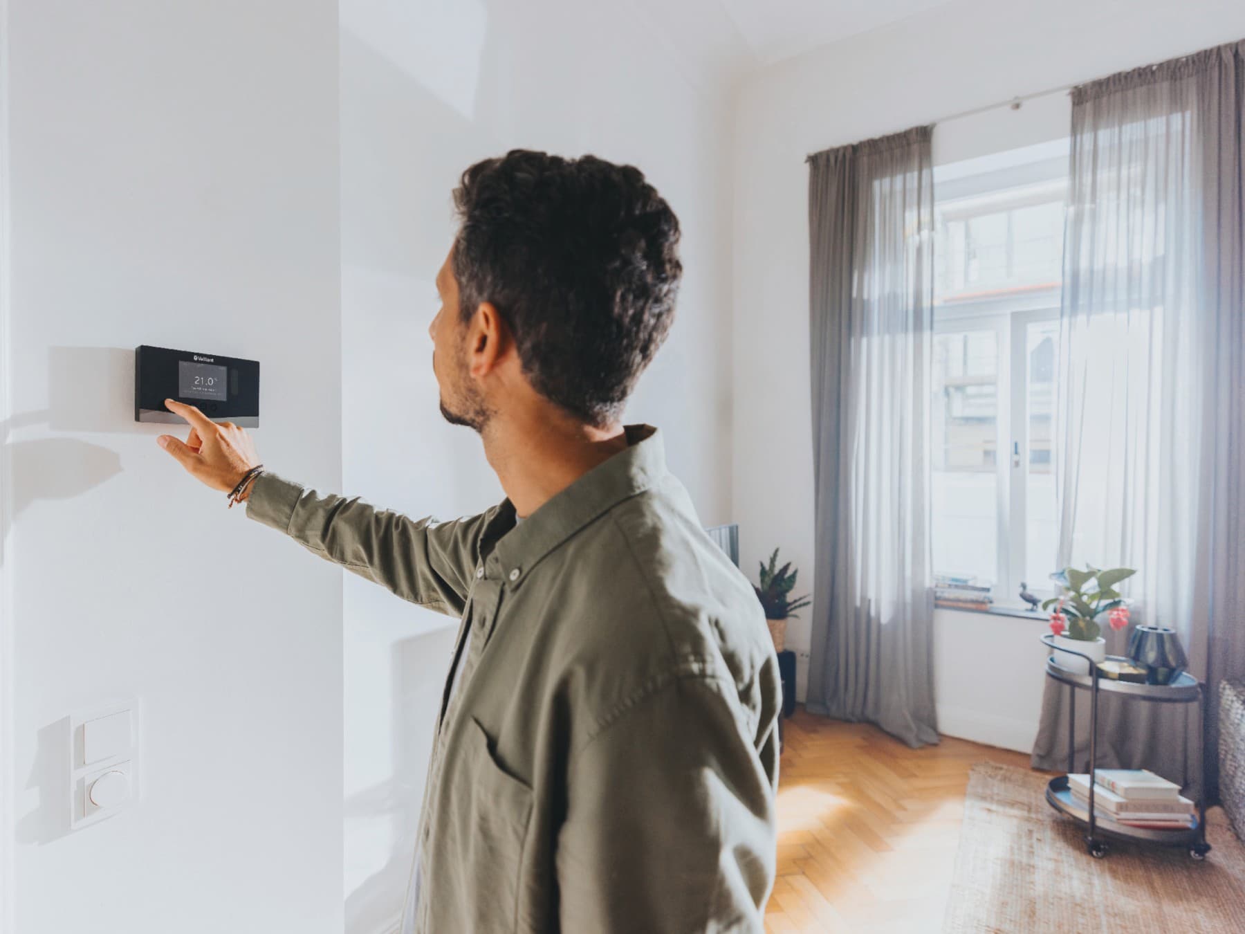 Човек ги проверува поставките на својата контрола