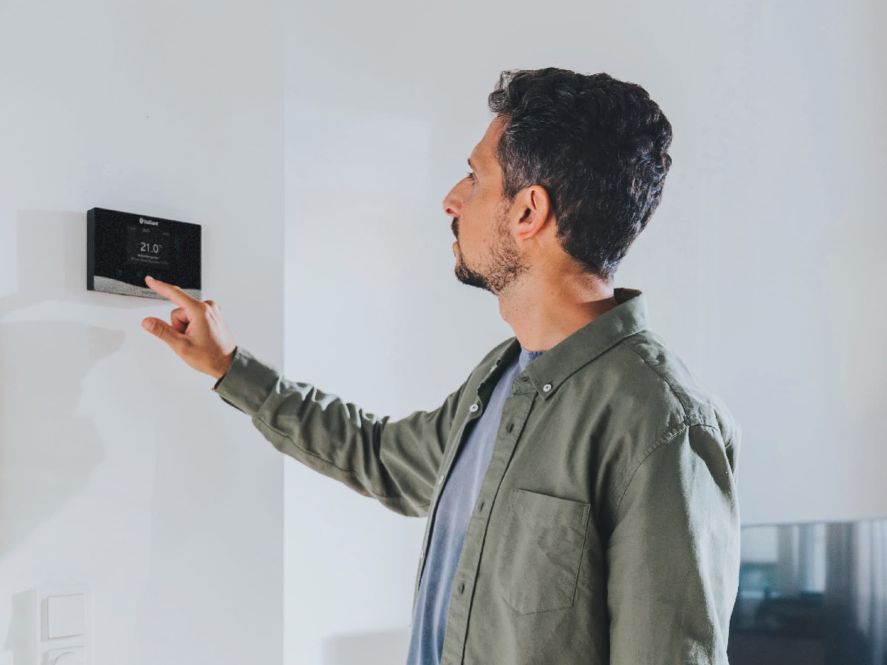 Човекот го користи sensoCOMFORT регулаторот за греење