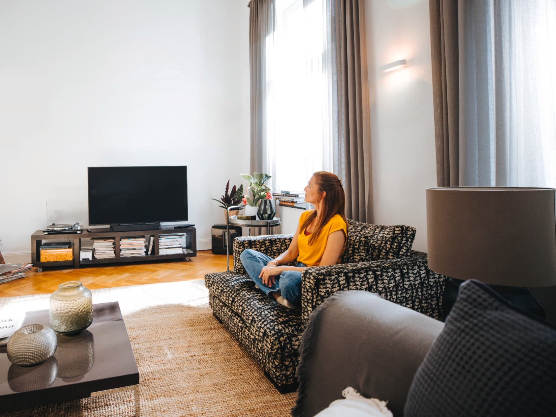 Жена во стан на софа