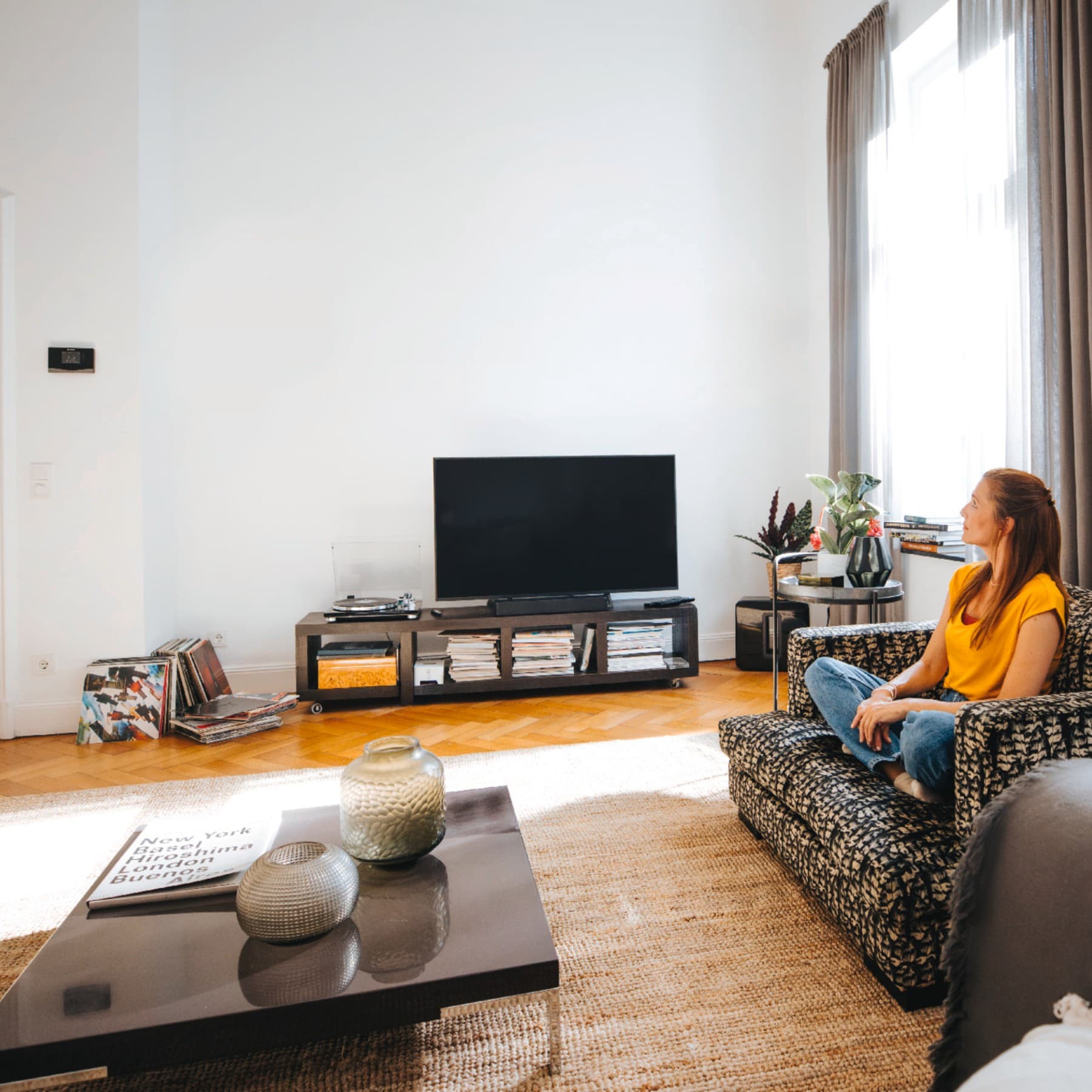 Жена седи во дневната соба