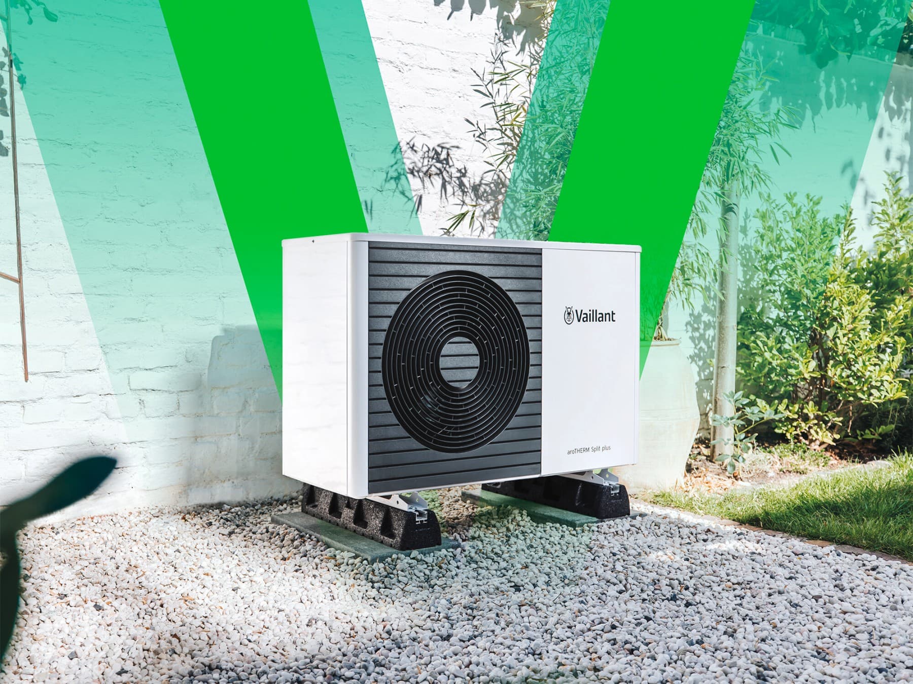 Pompë nxehtësie që qëndron para një muri