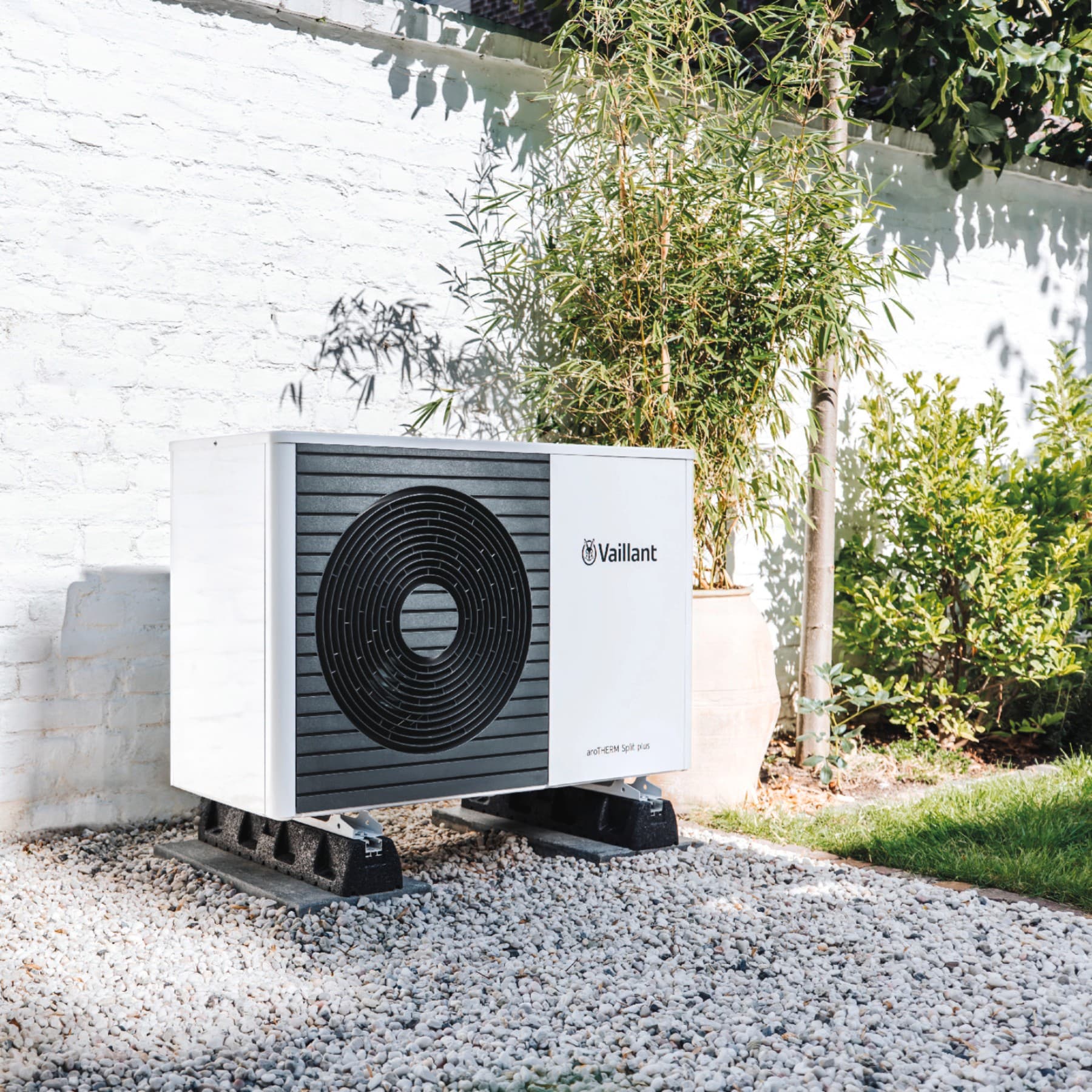 Топлинска пумпа поставена на цврста основа за поништување на бучавата