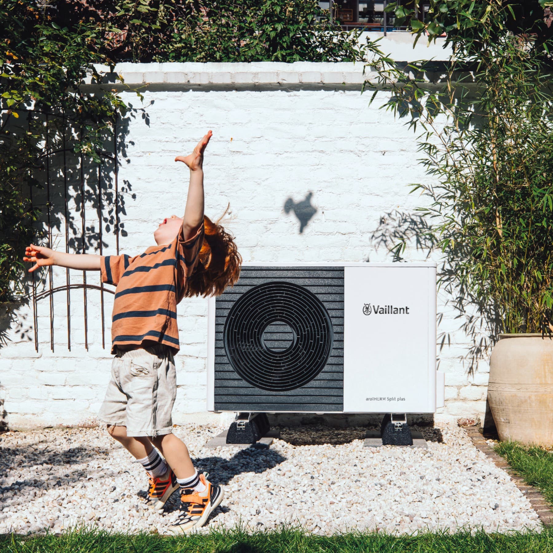 Момче си игра пред топлинска пумпа