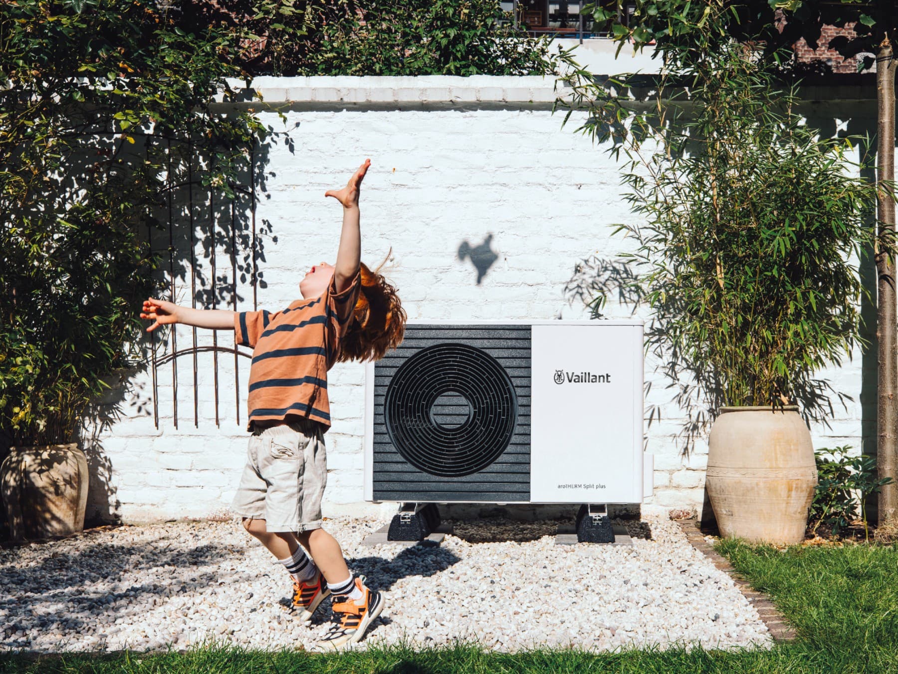 Дете си игра со топка пред топлинска пумпа