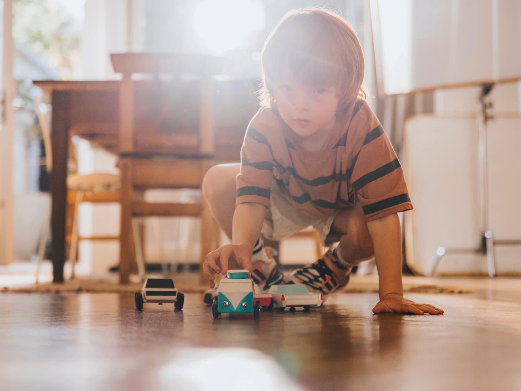 Дете си игра на подот