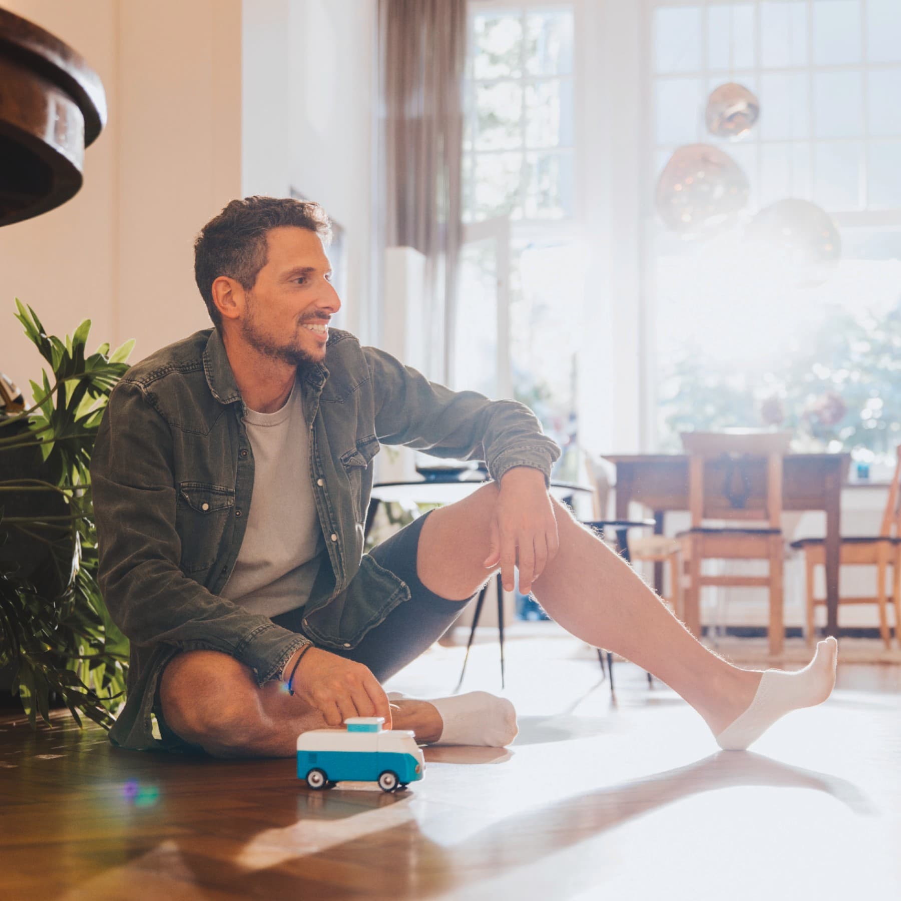 Човек седи на подот