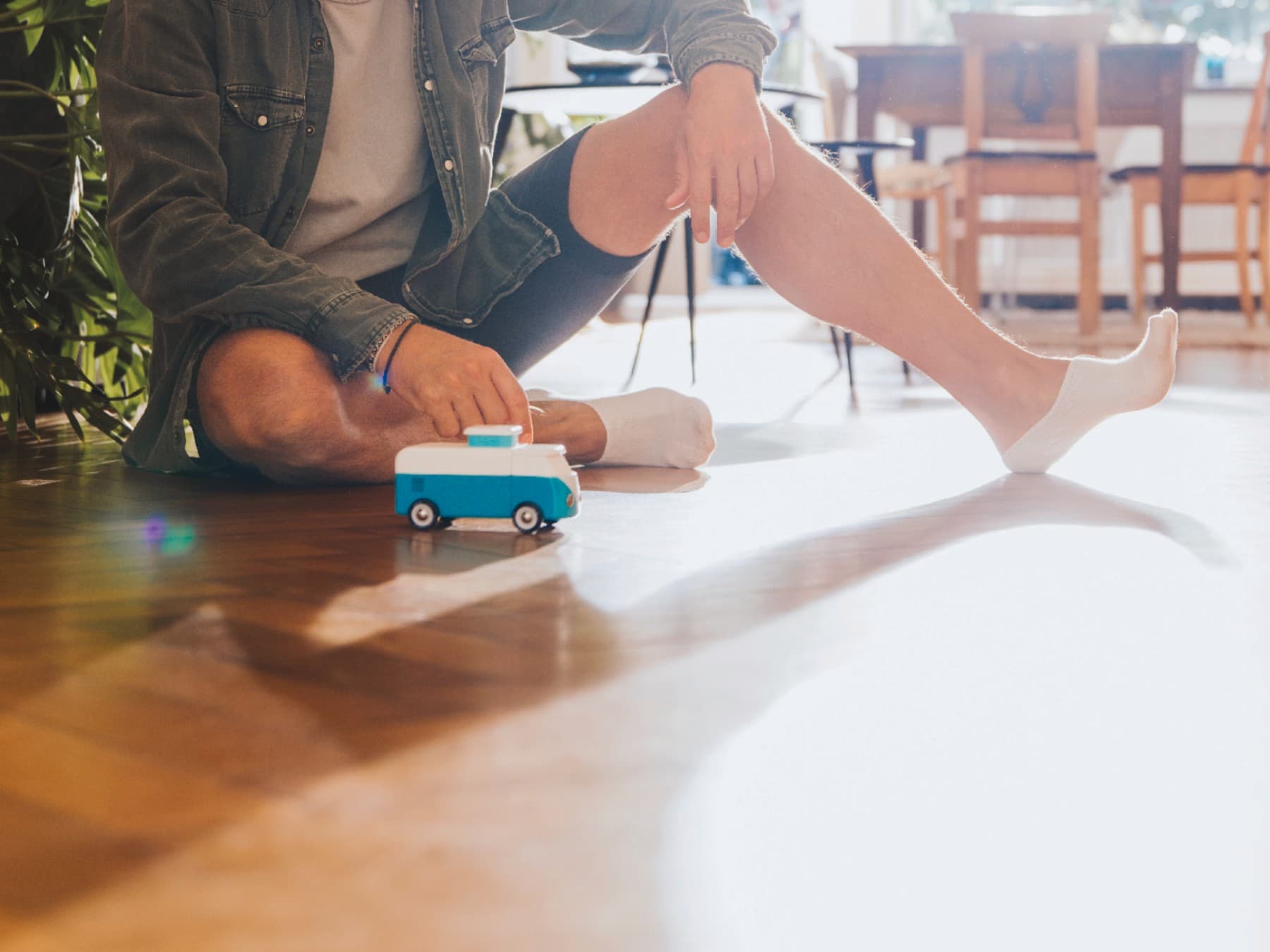 Човек седи на подот