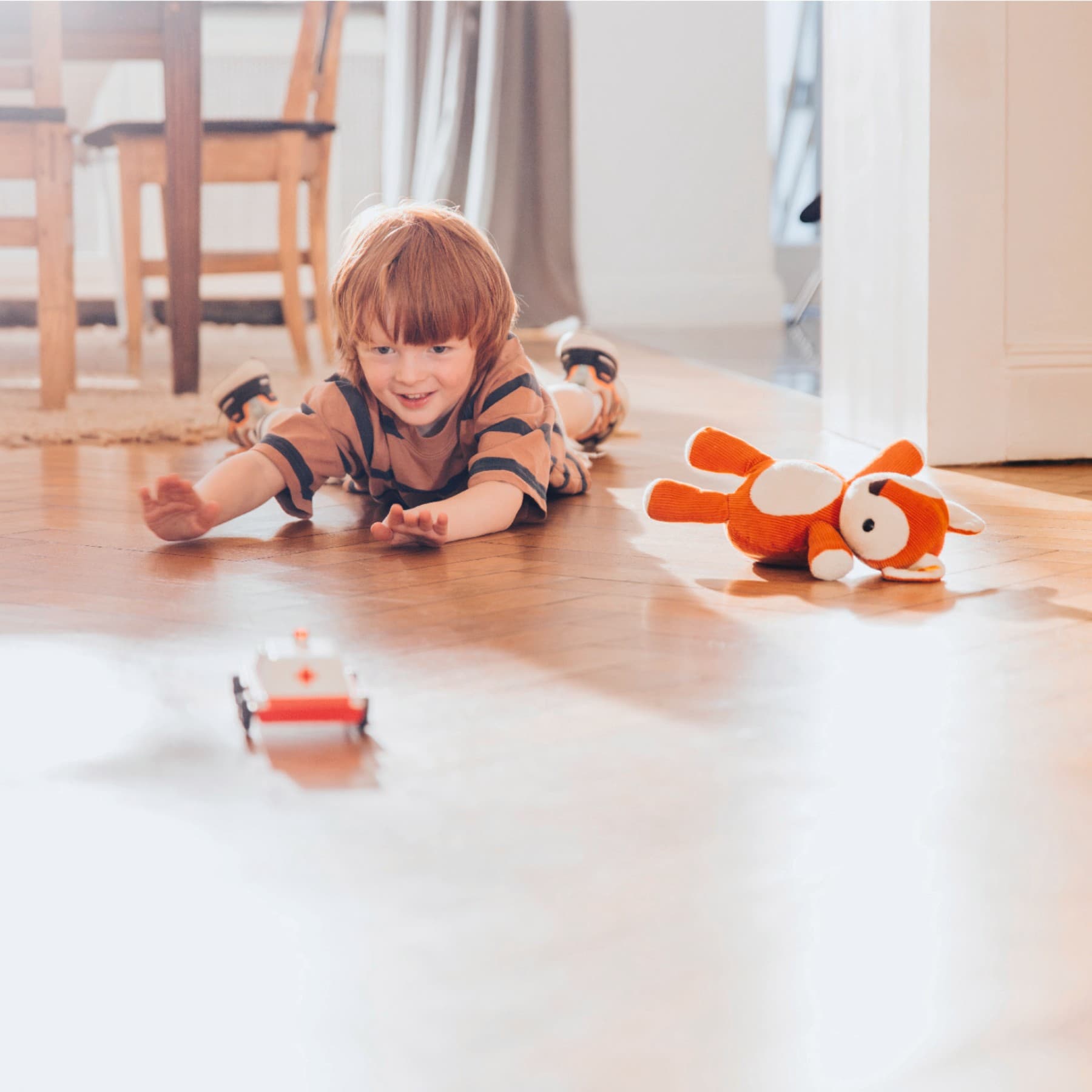 Дете си игра на подот