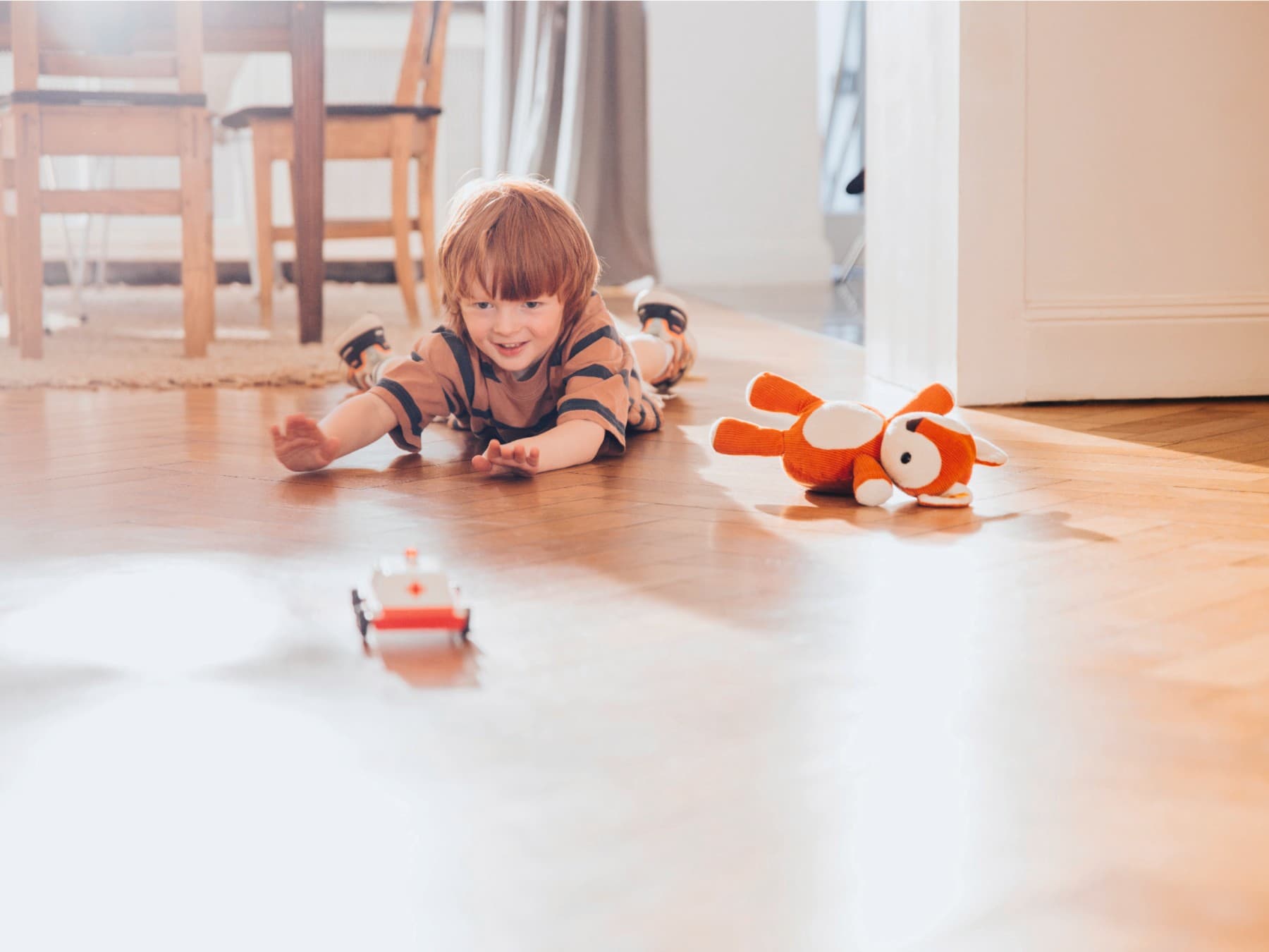 дете што си игра на подот