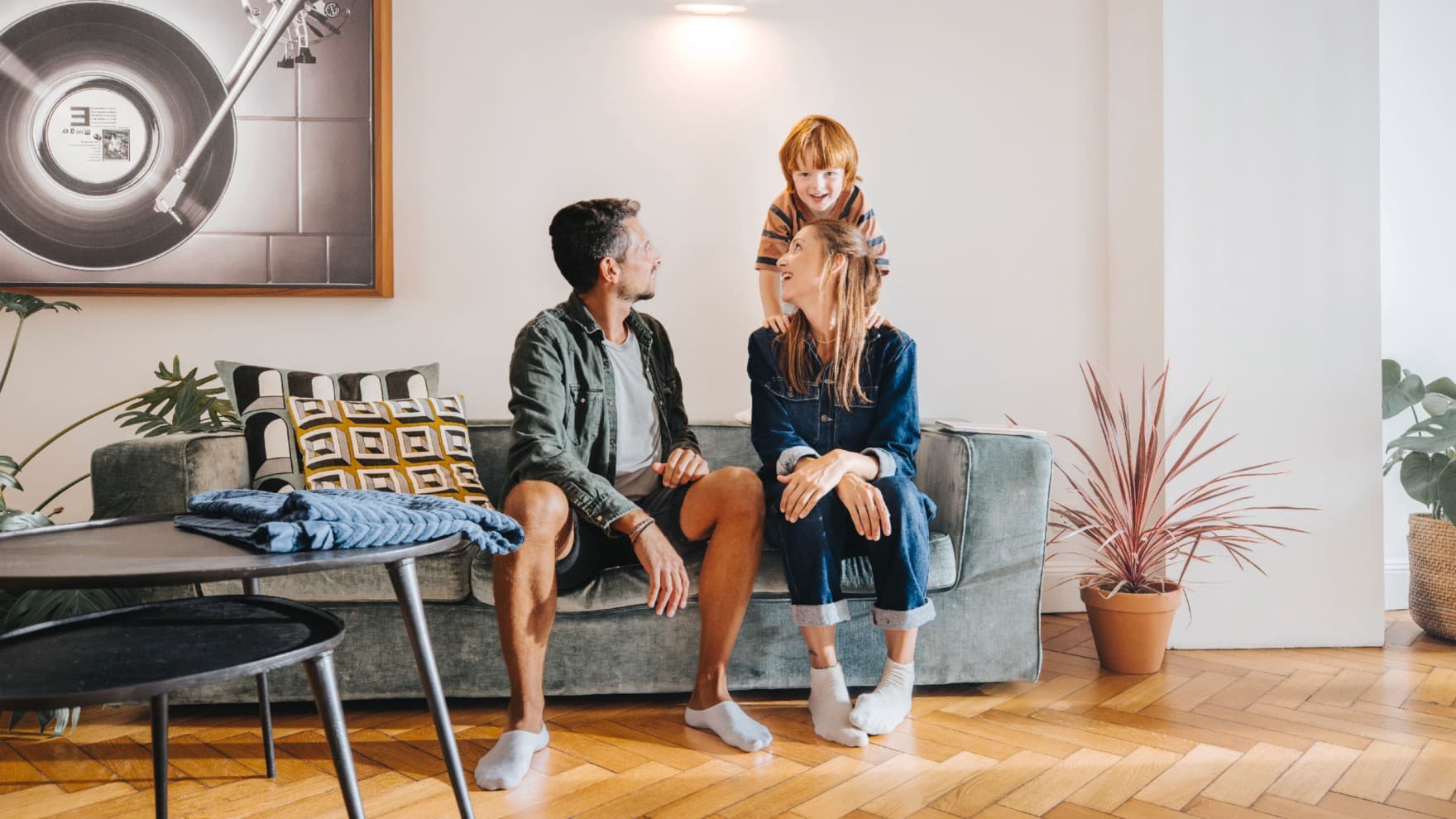 Семејство седи на кауч