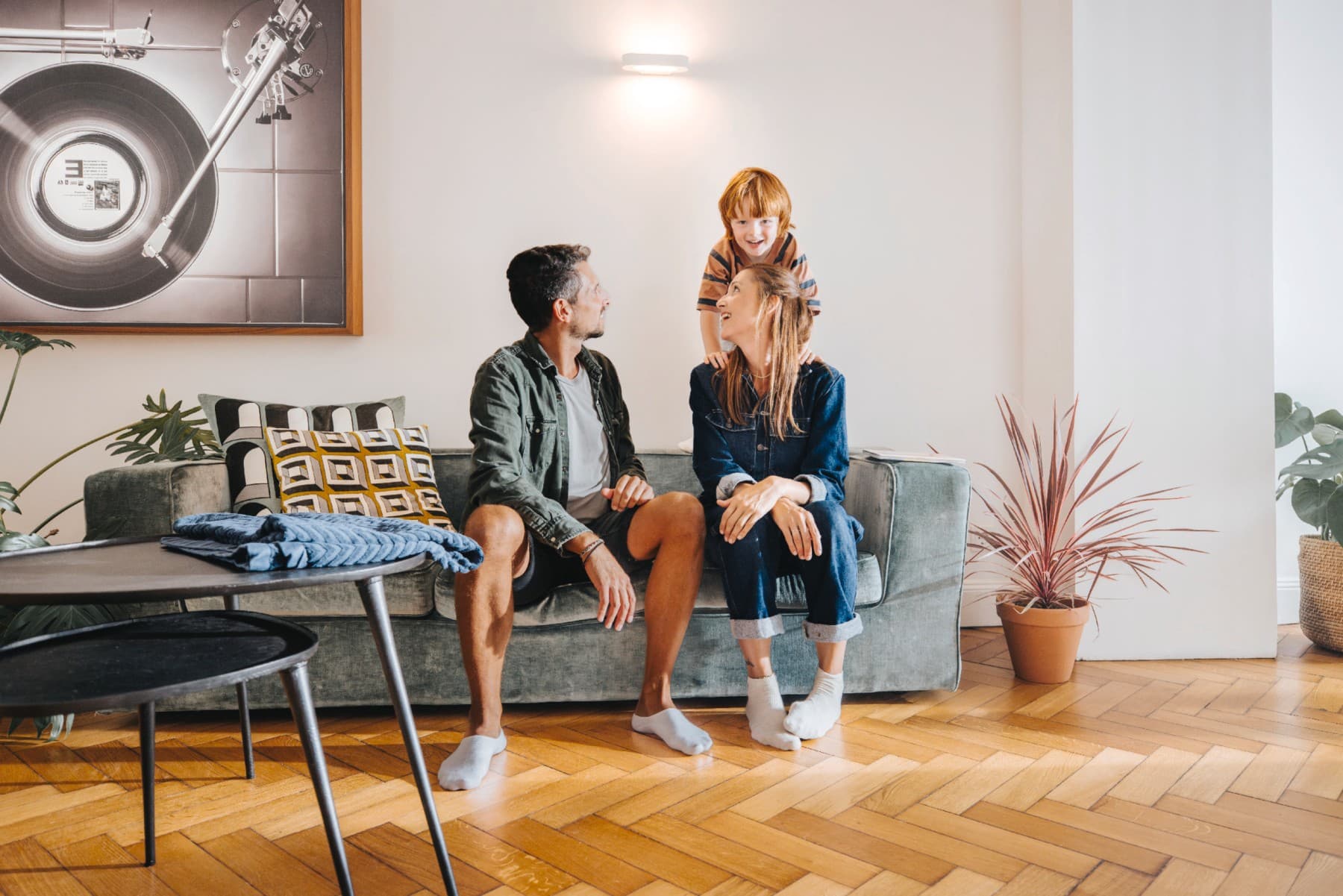 Семејство седи на кауч во дневна соба