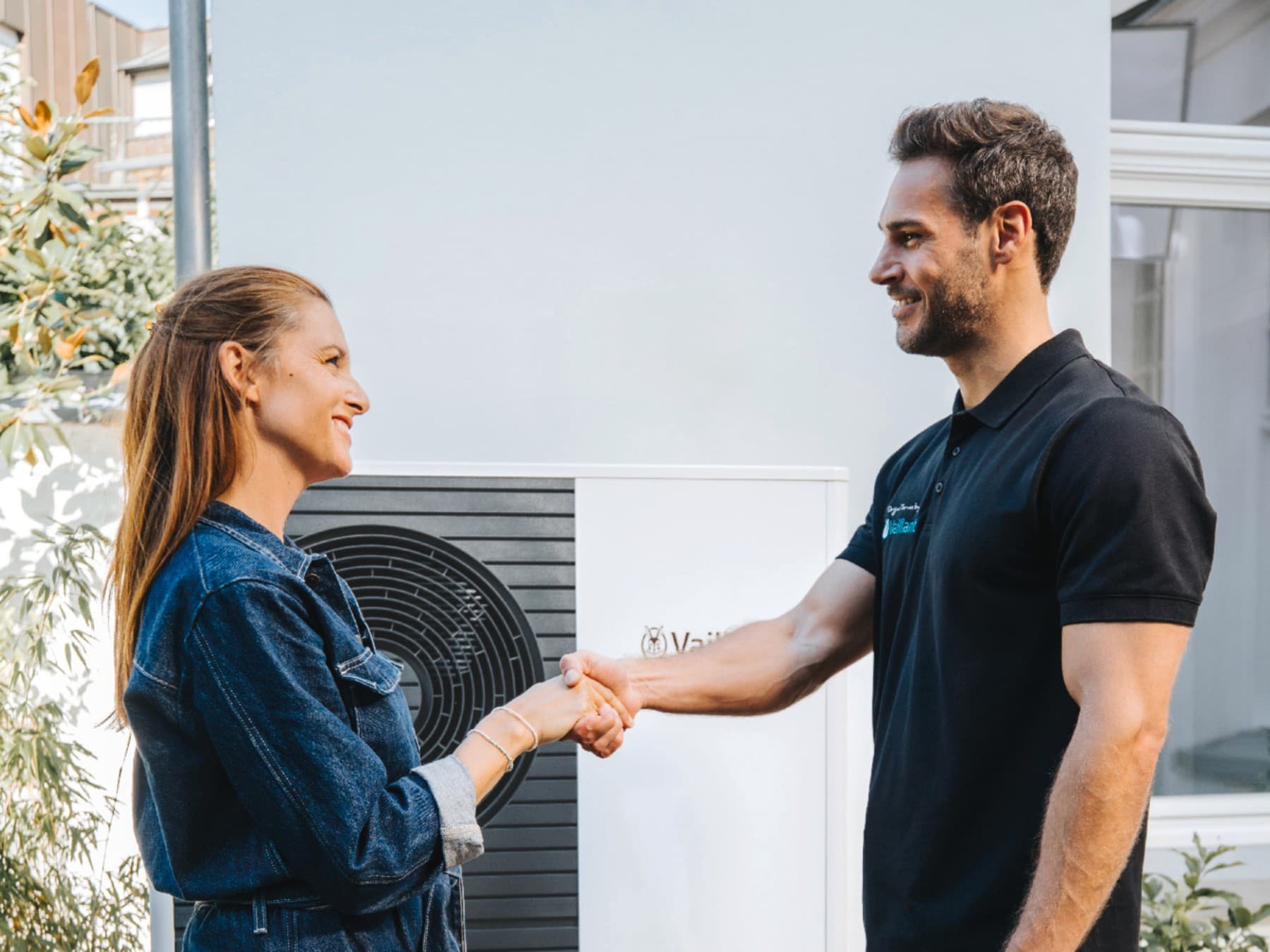 Инсталатер и сопственик на куќа пред топлинска пумпа