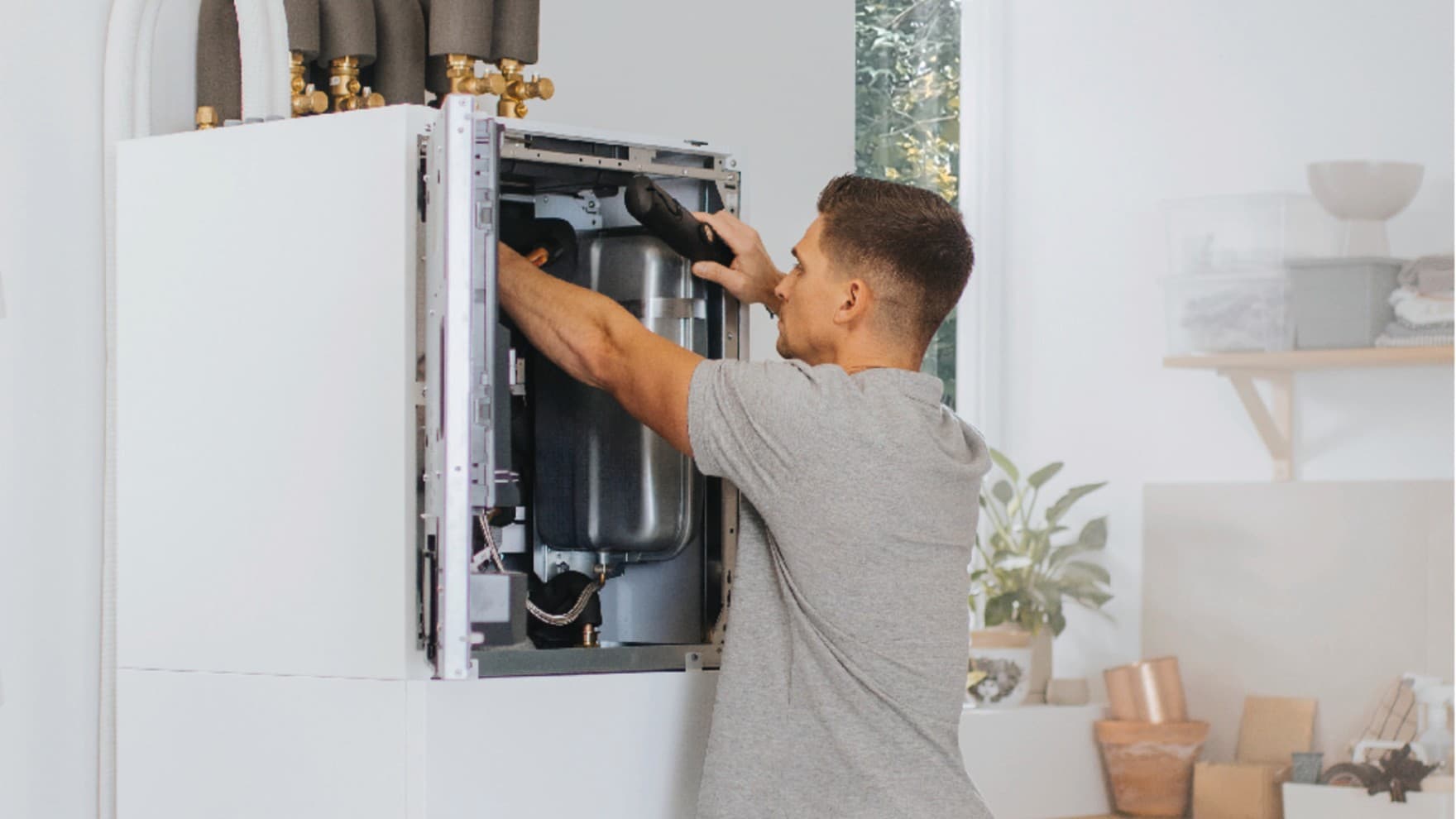 Инсталатер работи на внатрешна единица на топлинска пумпа