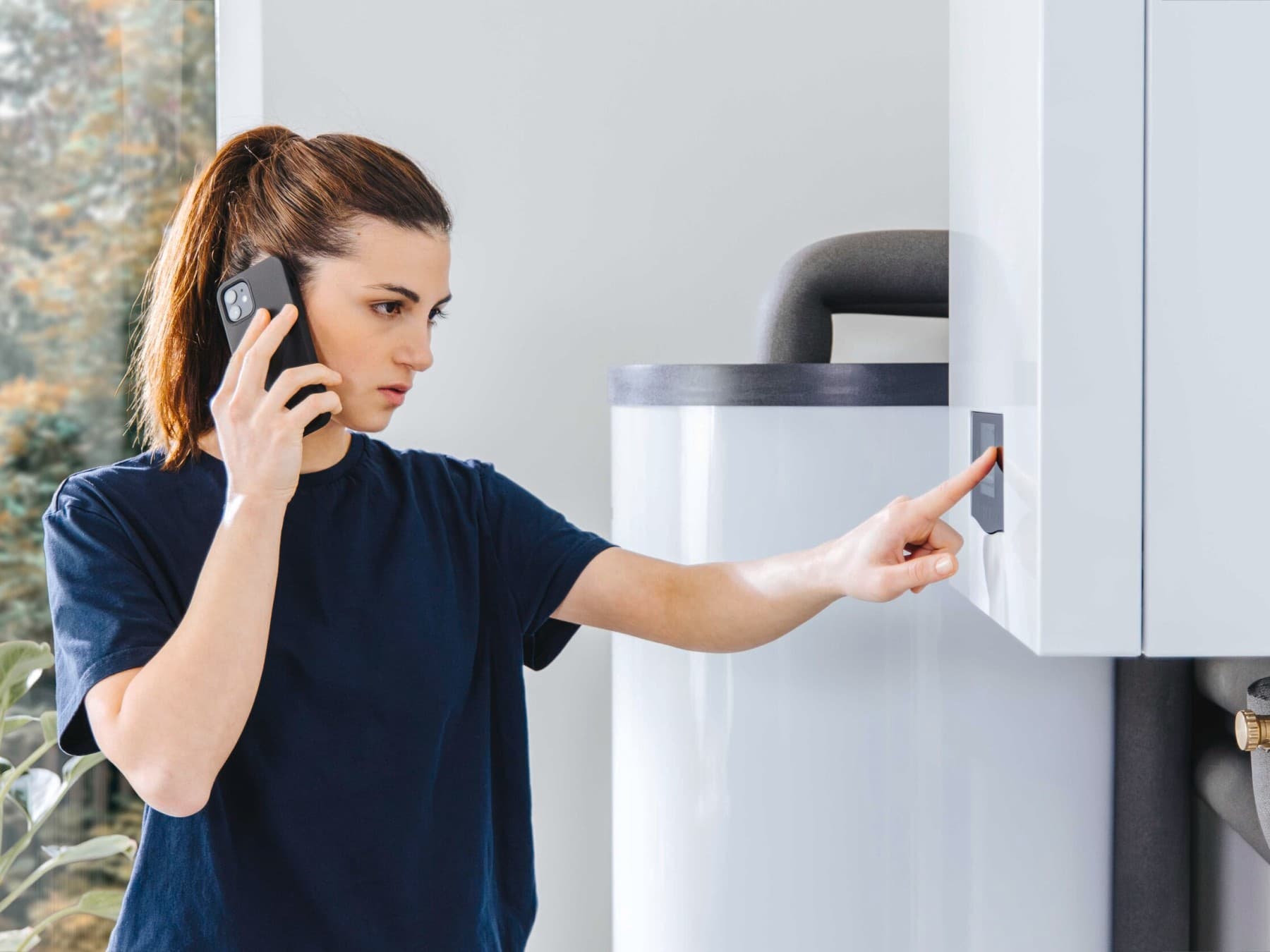 Жена го поставува греењето