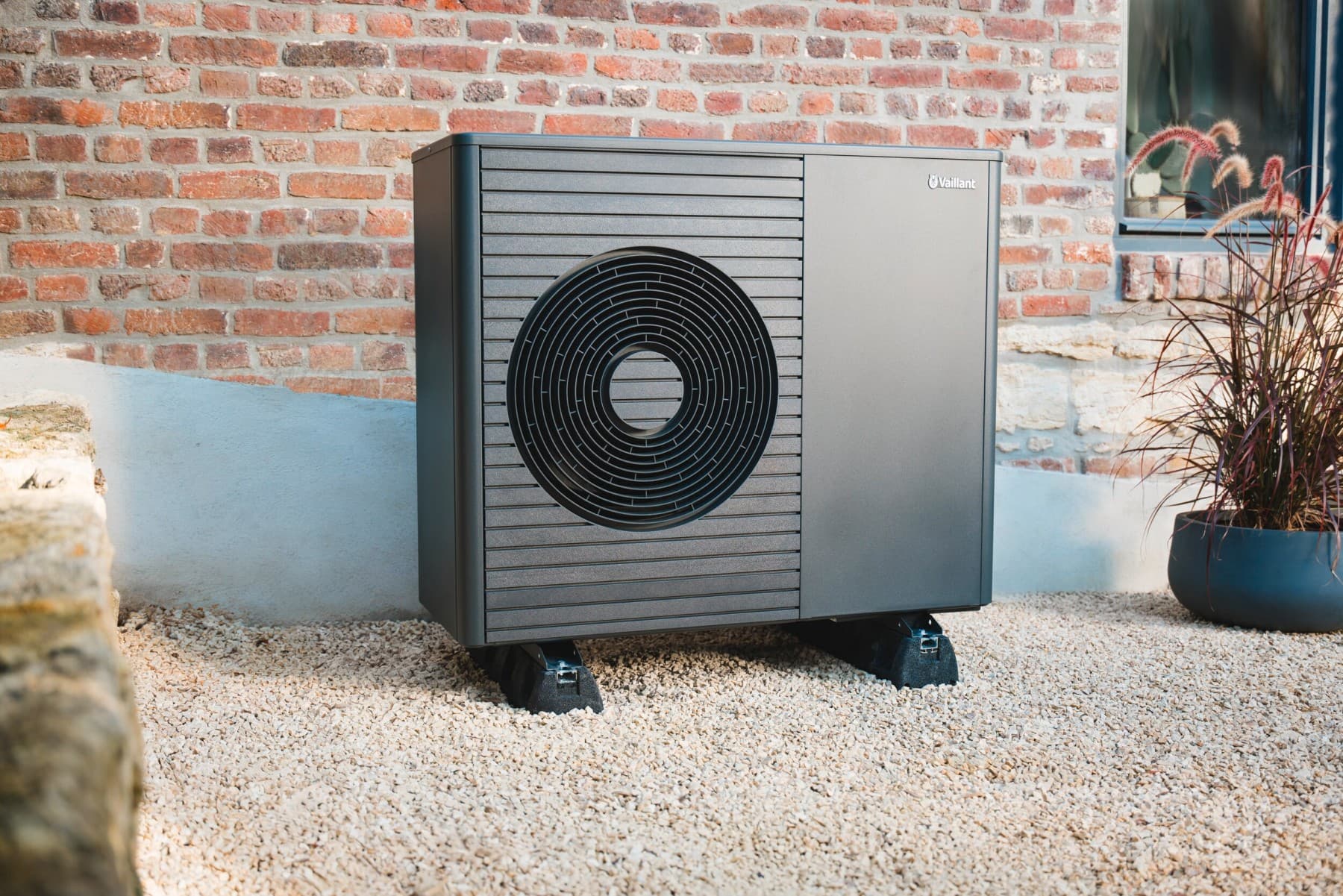 Топлинска пумпа пред ѕидот на куќата