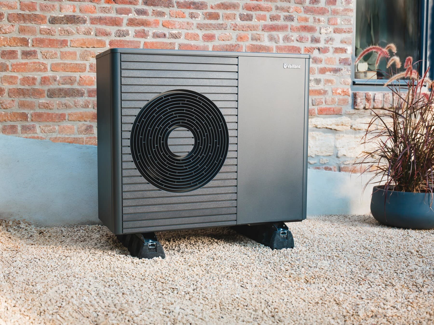 Топлинска пумпа пред ѕидот на куќата