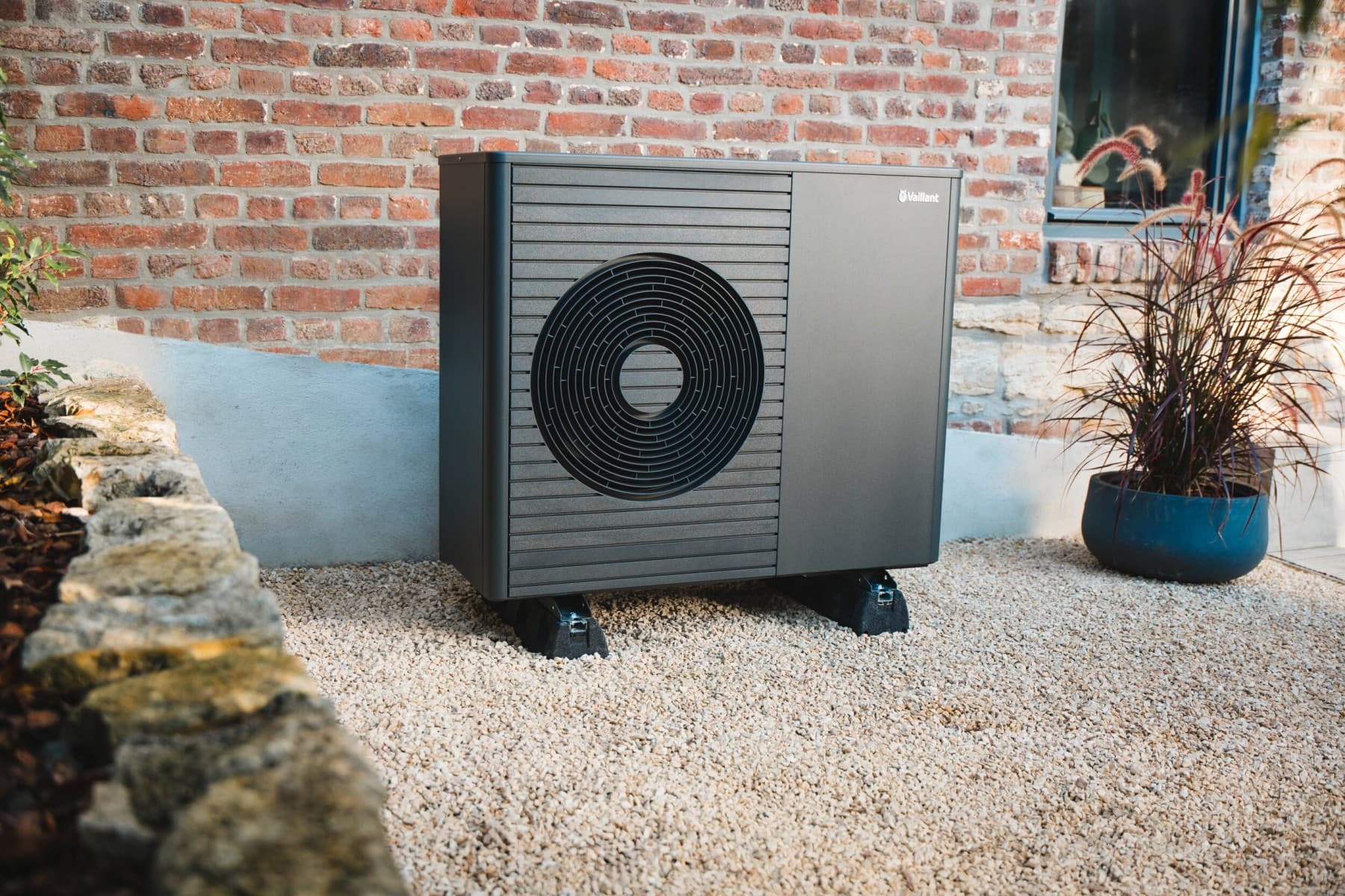 Топлинска пумпа пред ѕидот на куќата