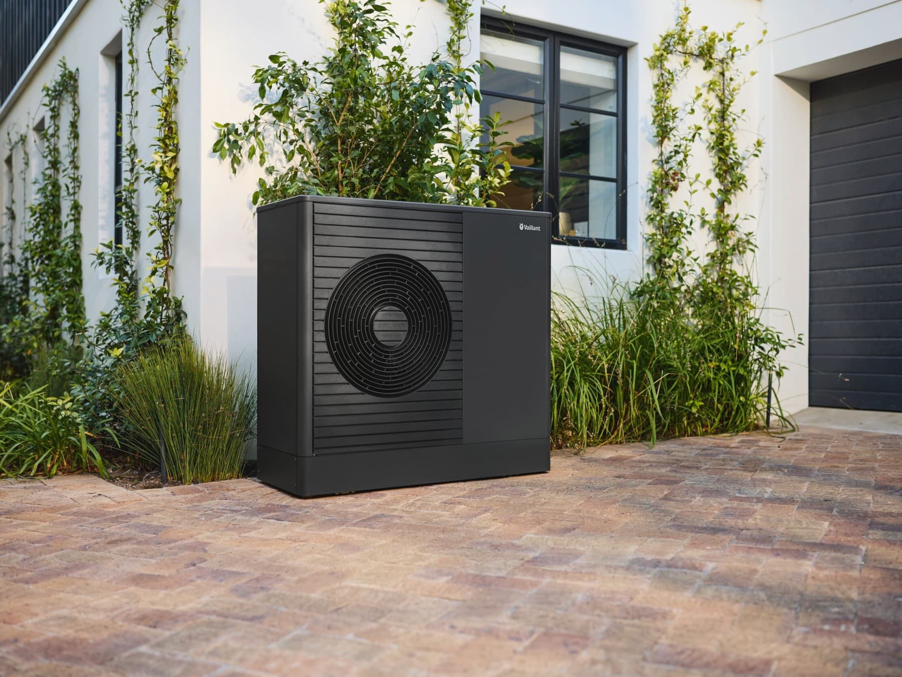 Антрацитна топлинска пумпа пред куќата