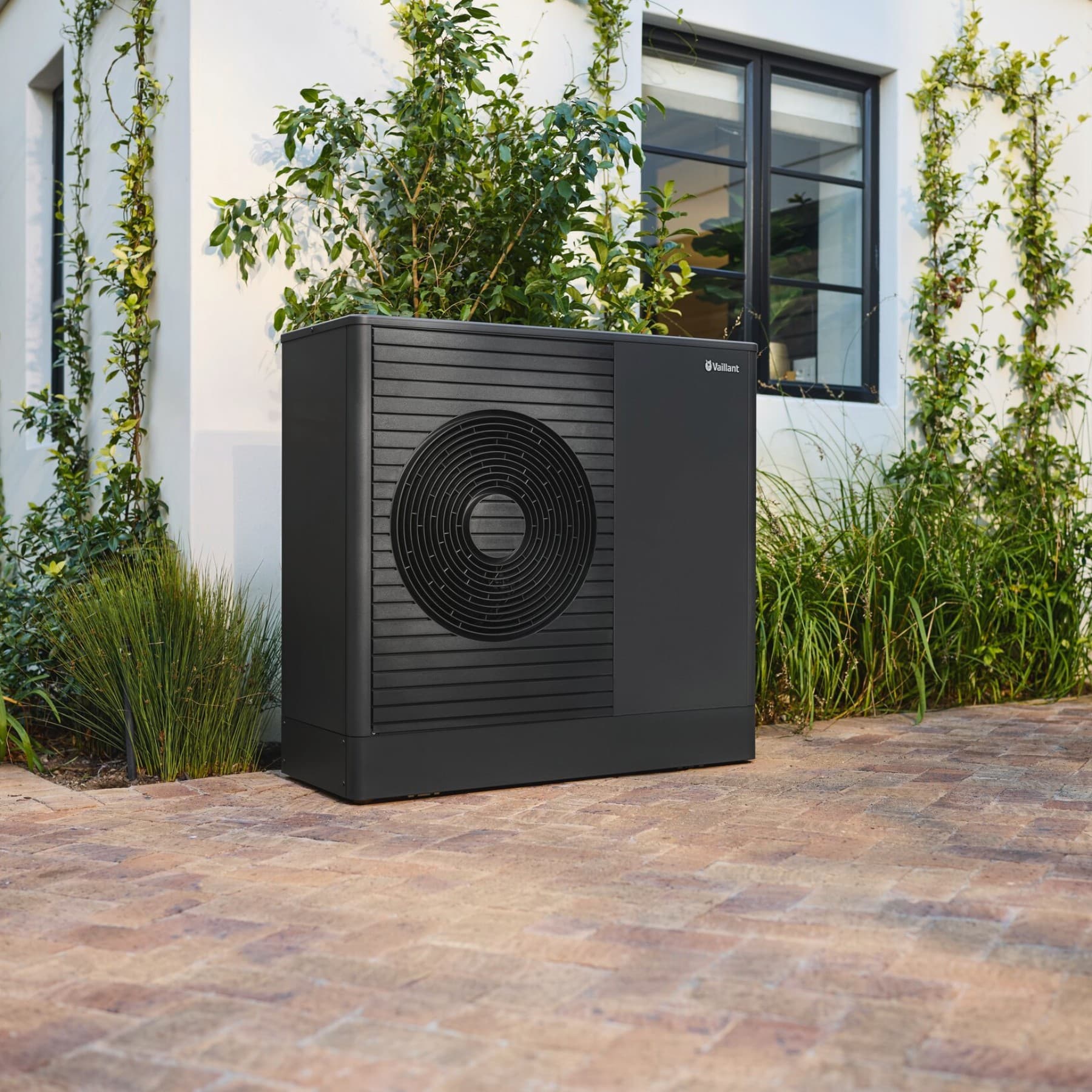 Топлинска пумпа во предната градина