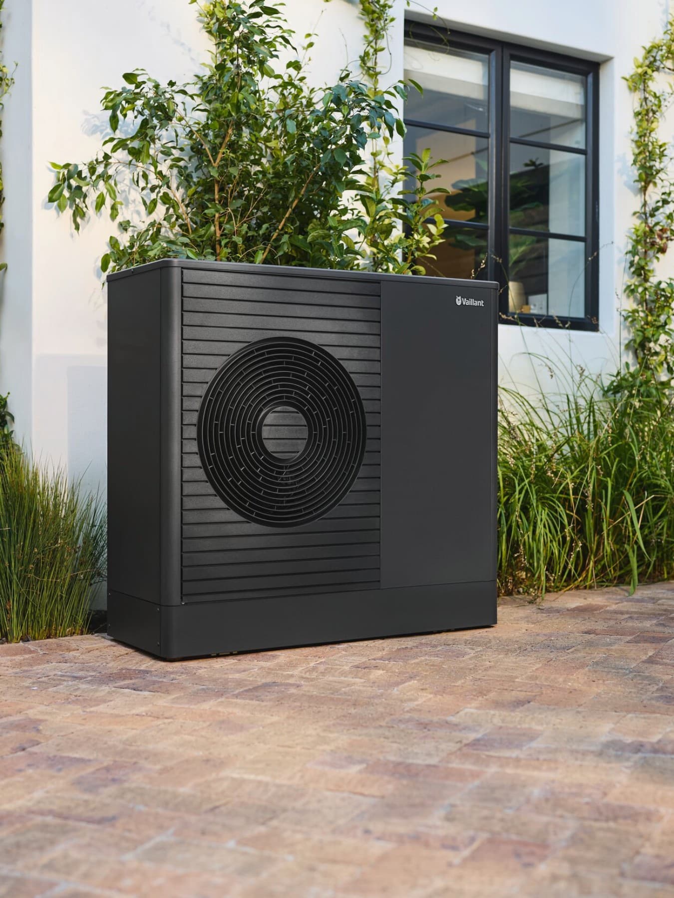 Топлинска пумпа во предната градина