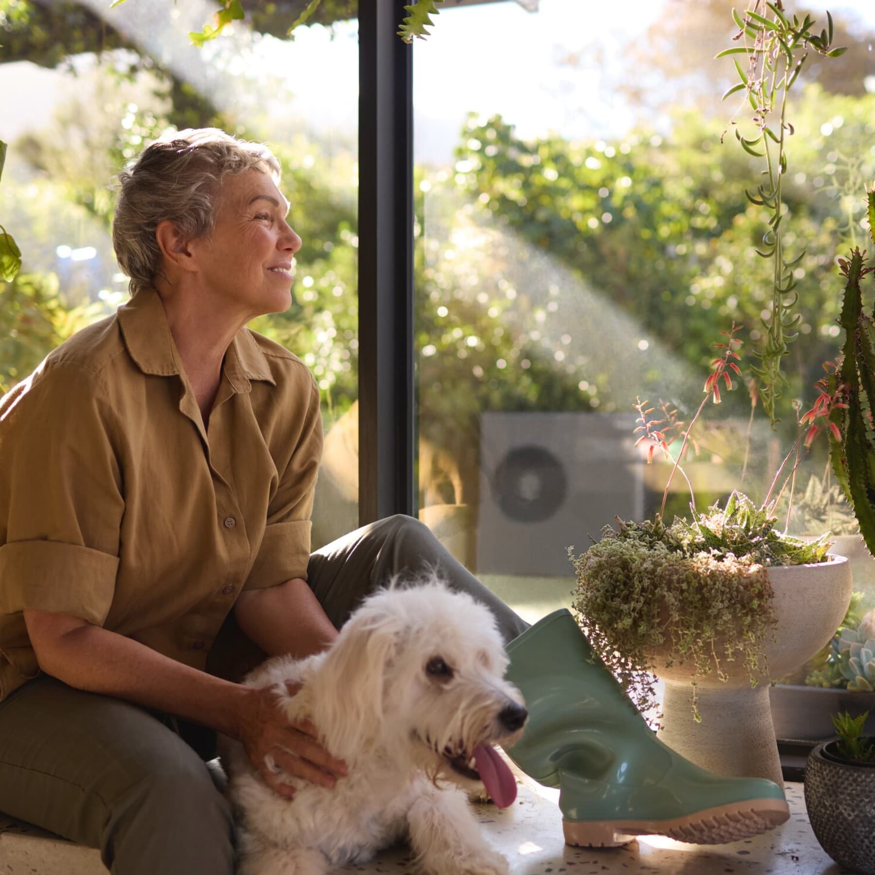 Жена со куче пред топлинска пумпа