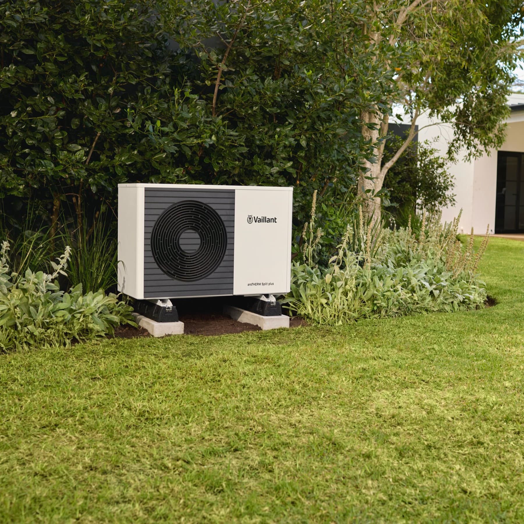 Топлинска пумпа со извор на воздух во градината