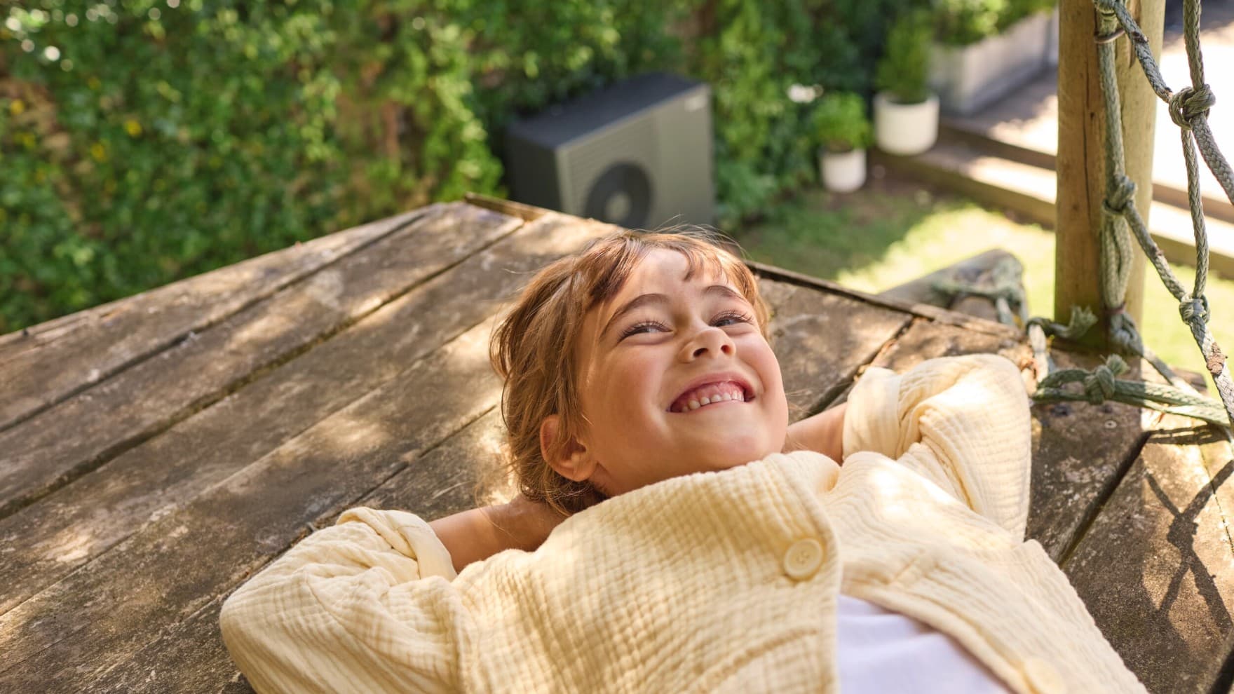 насмеана девојка. топлинска пумпа во позадина