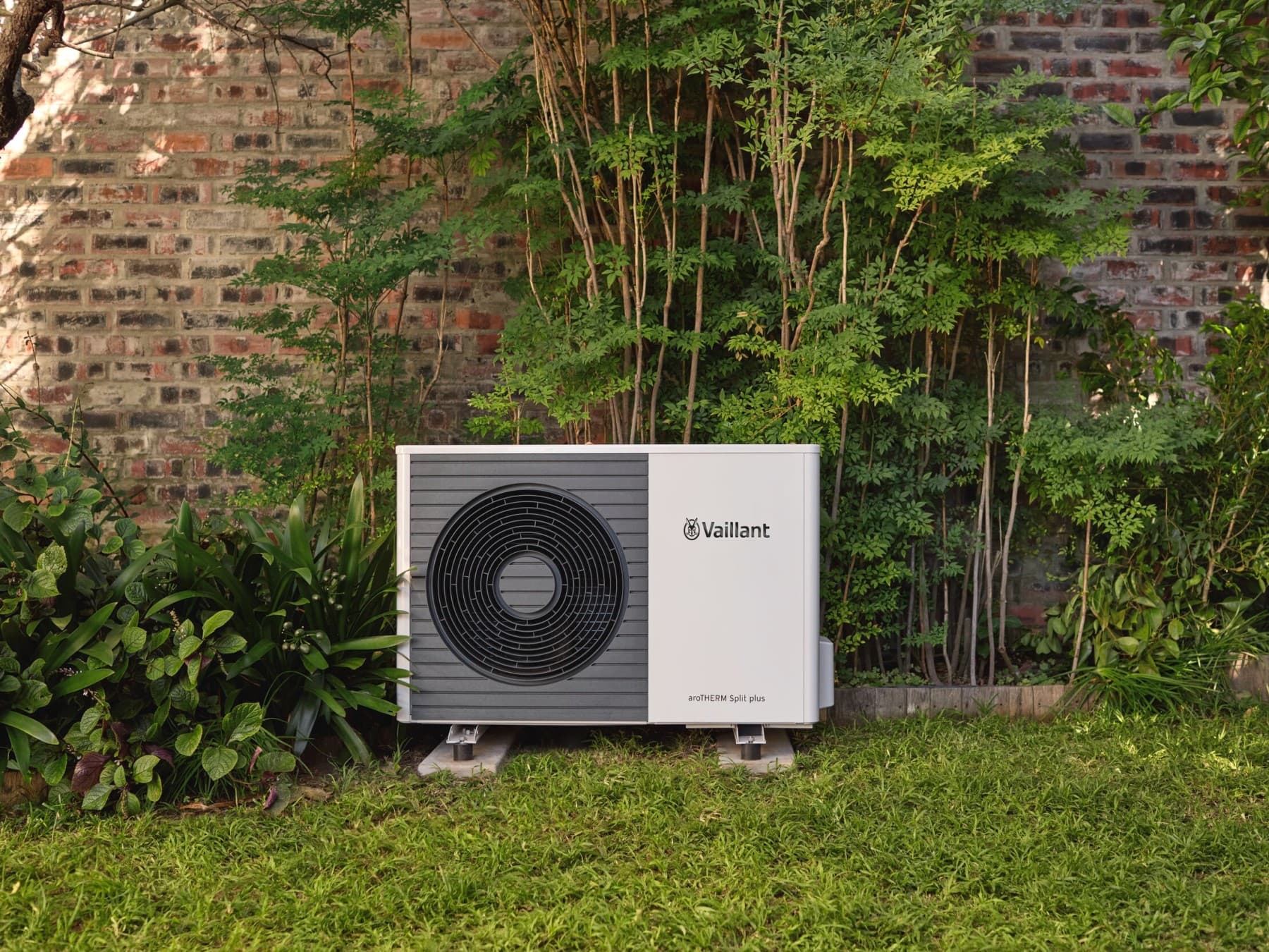 aroTHERM Split plus пред куќа