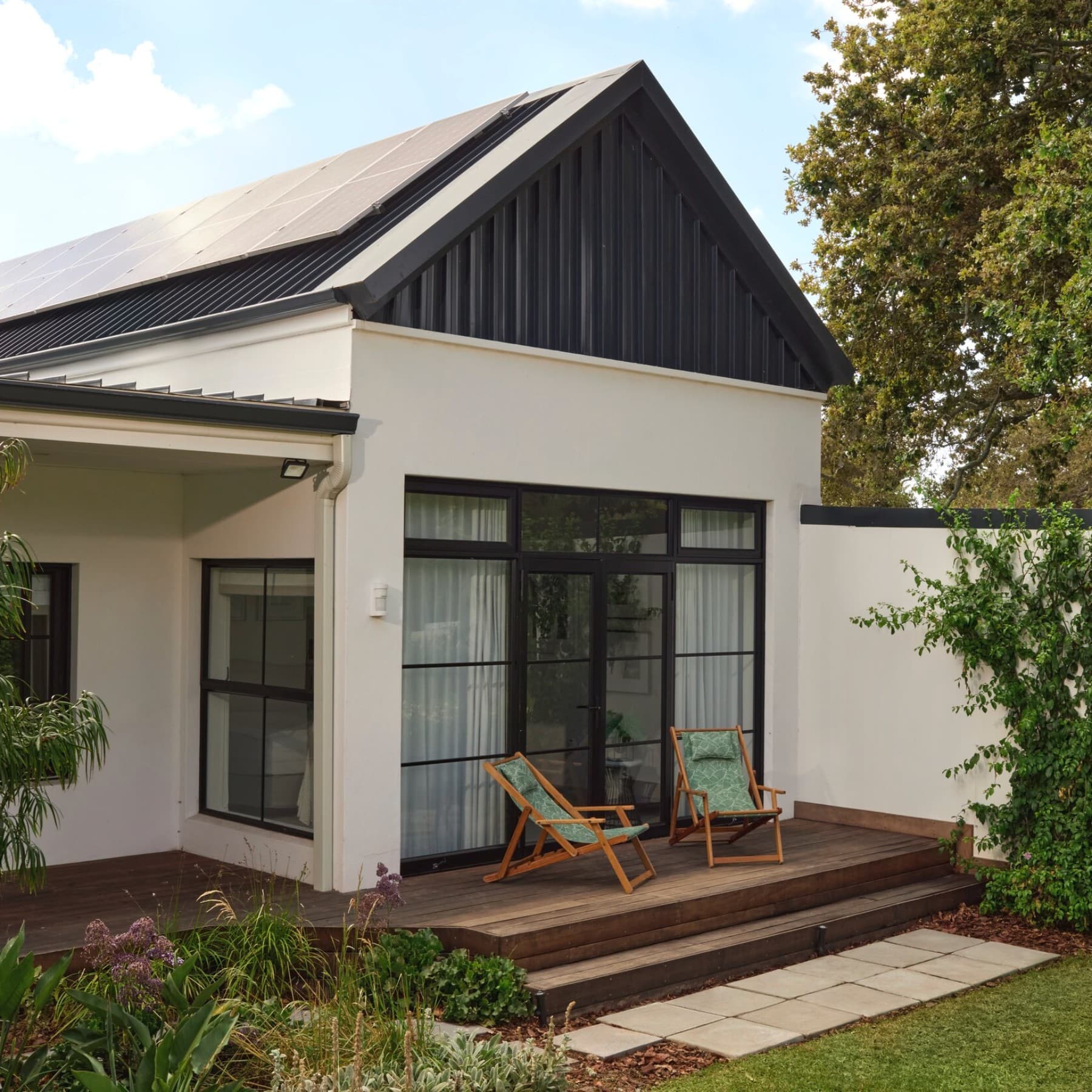 Куќа со соларни панели на покривот.