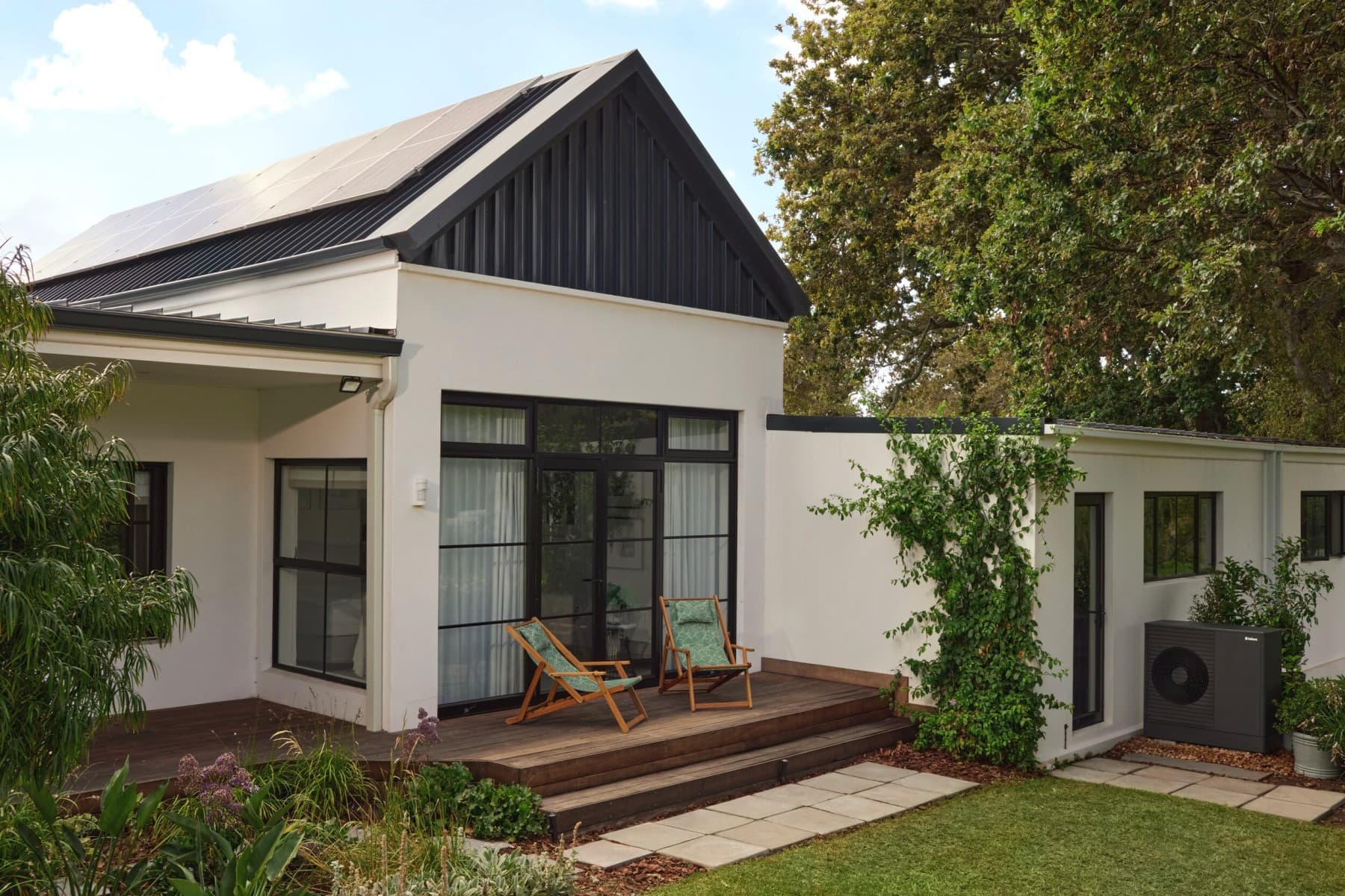 Топлинска пумпа пред ѕид од тули