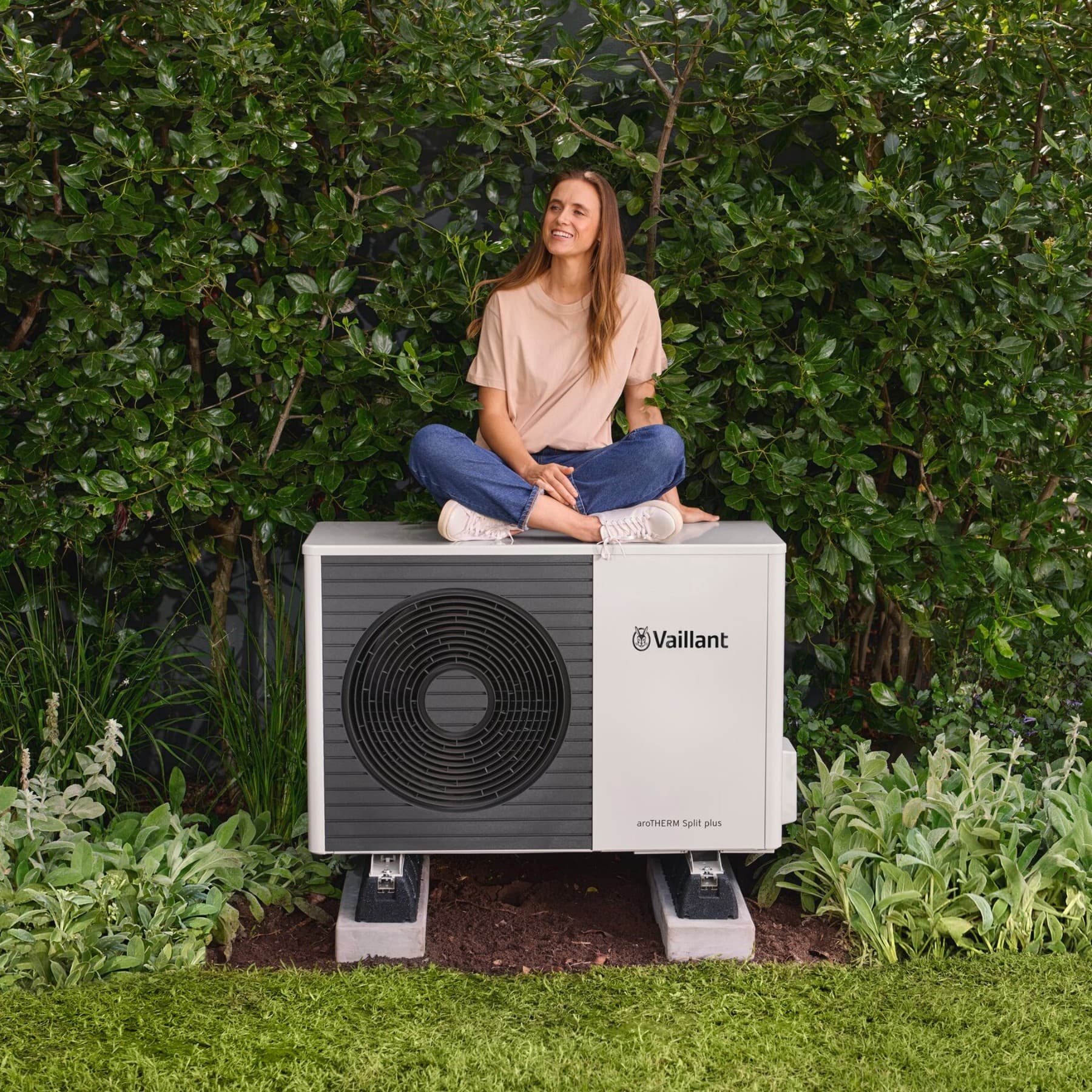 Жена седи на топлинска пумпа воздух-вода