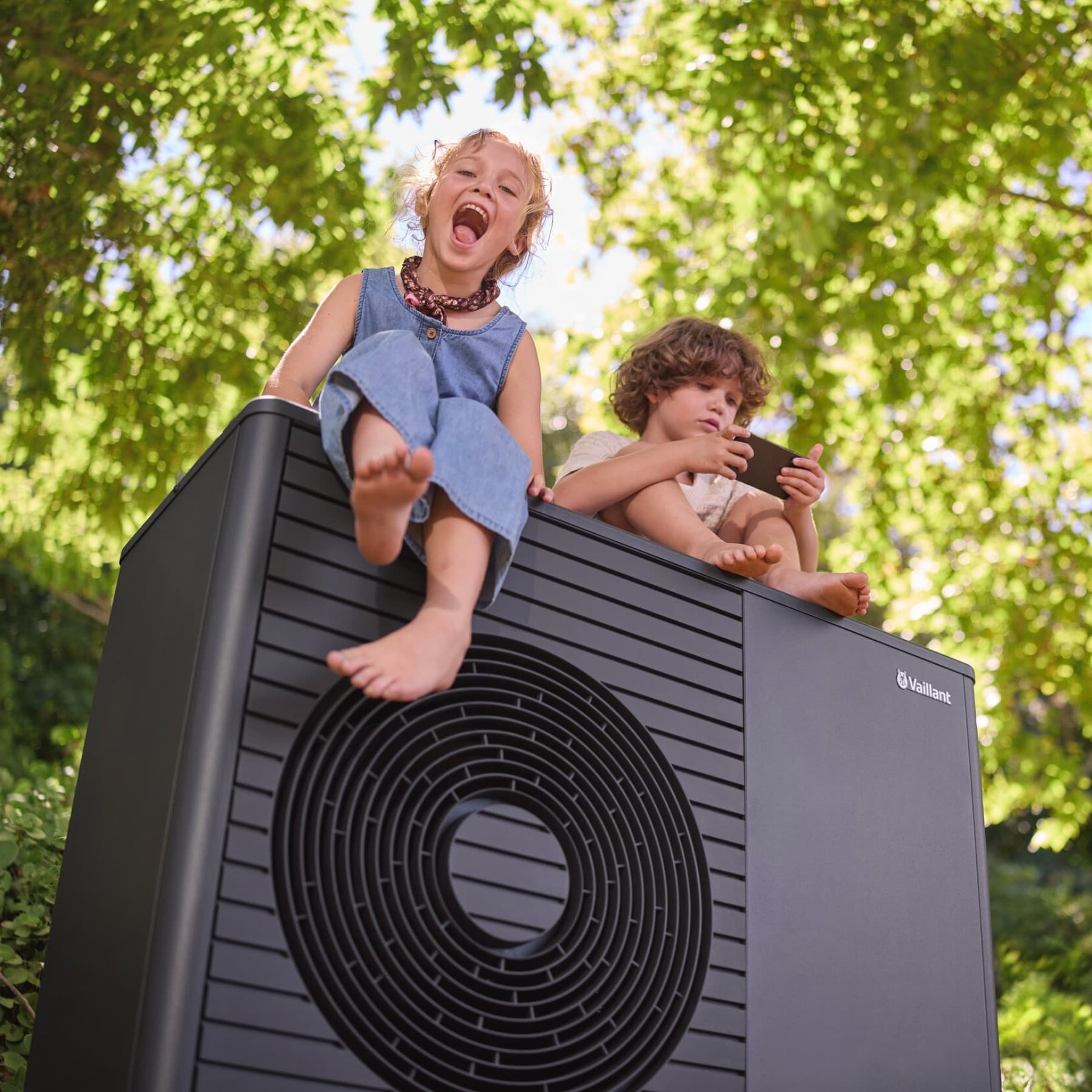 Деца што седат на топлинска пумпа