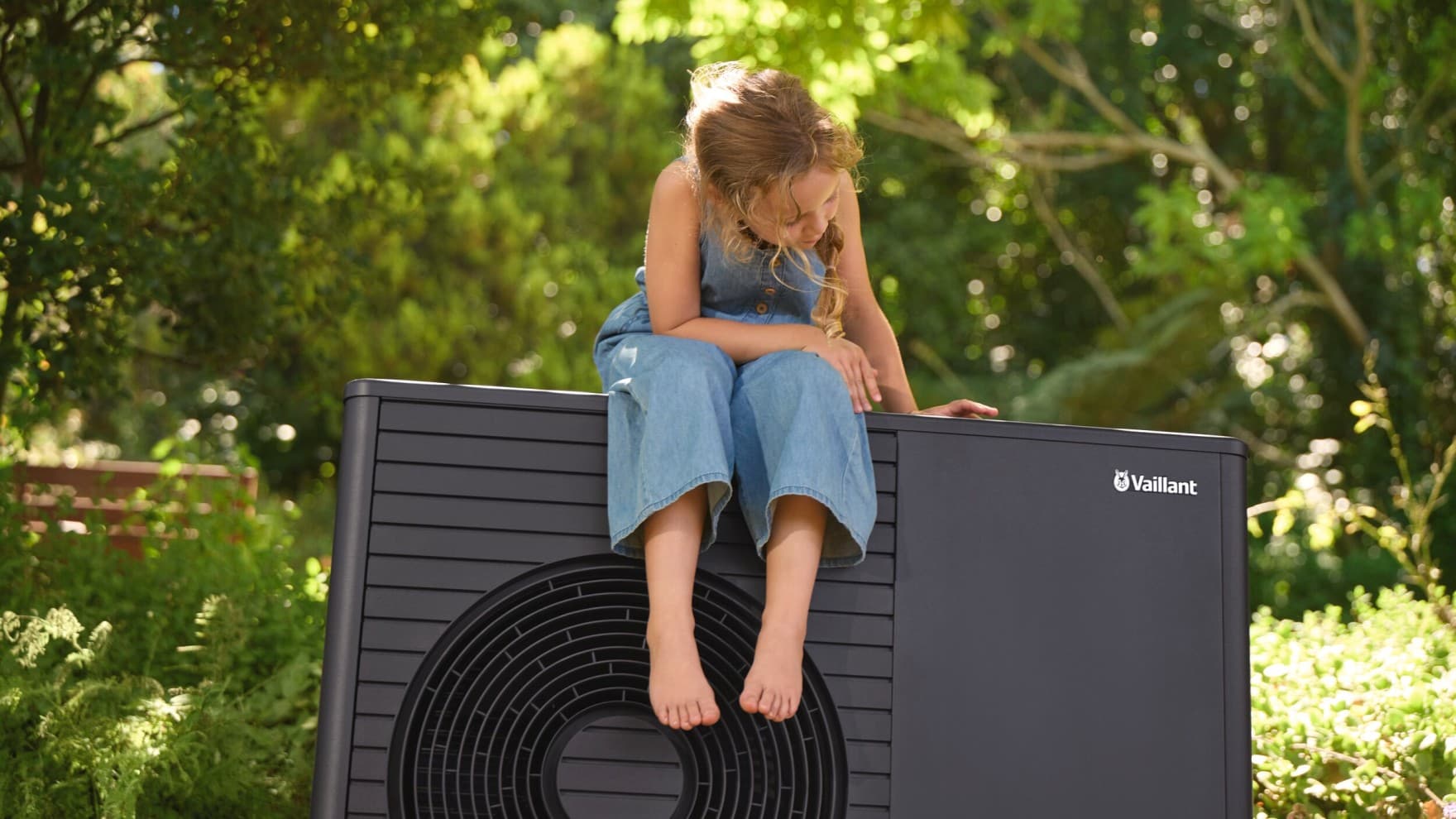 девојка седи на топлинска пумпа