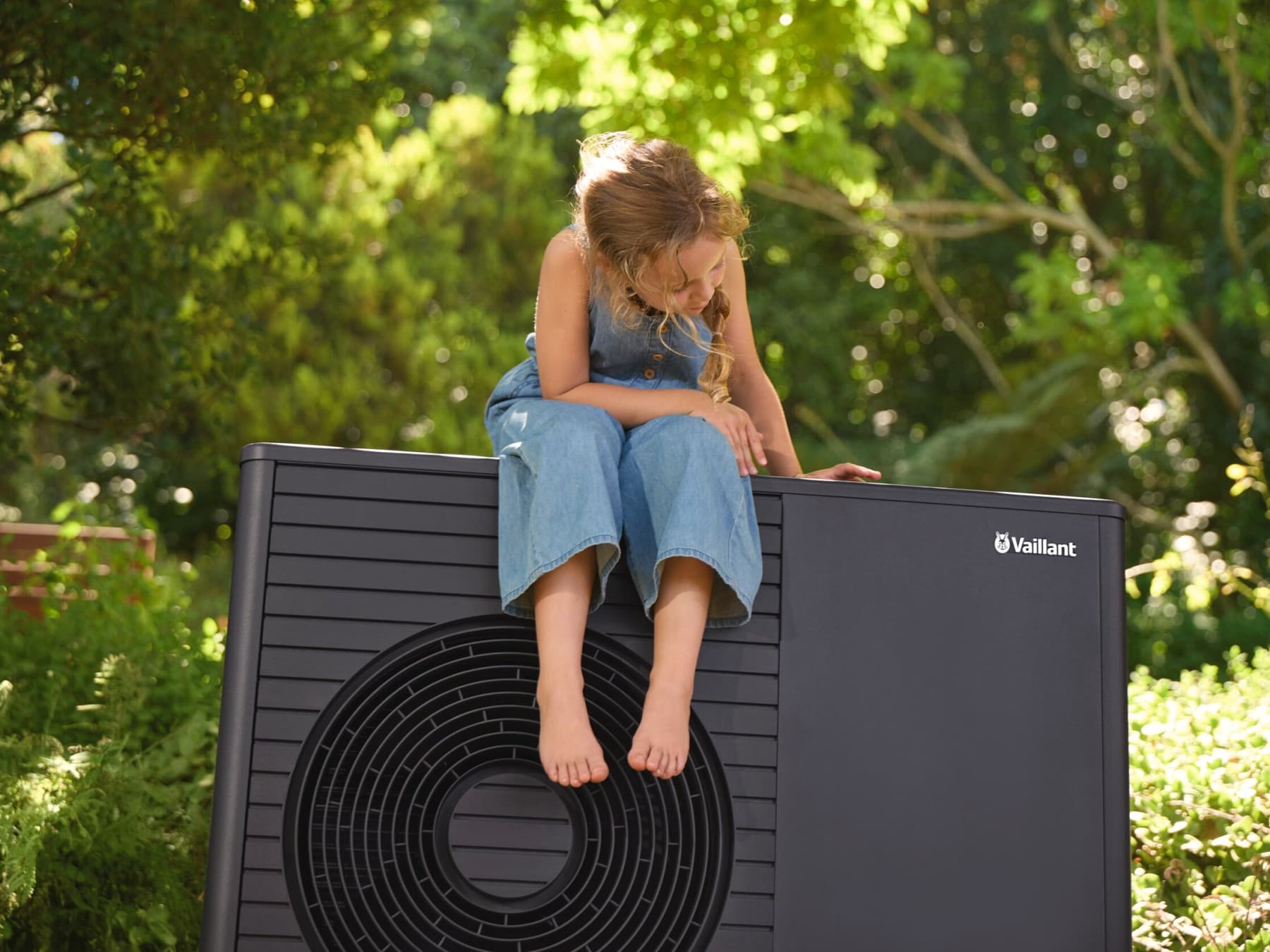 Девојка седи на топлинска пумпа