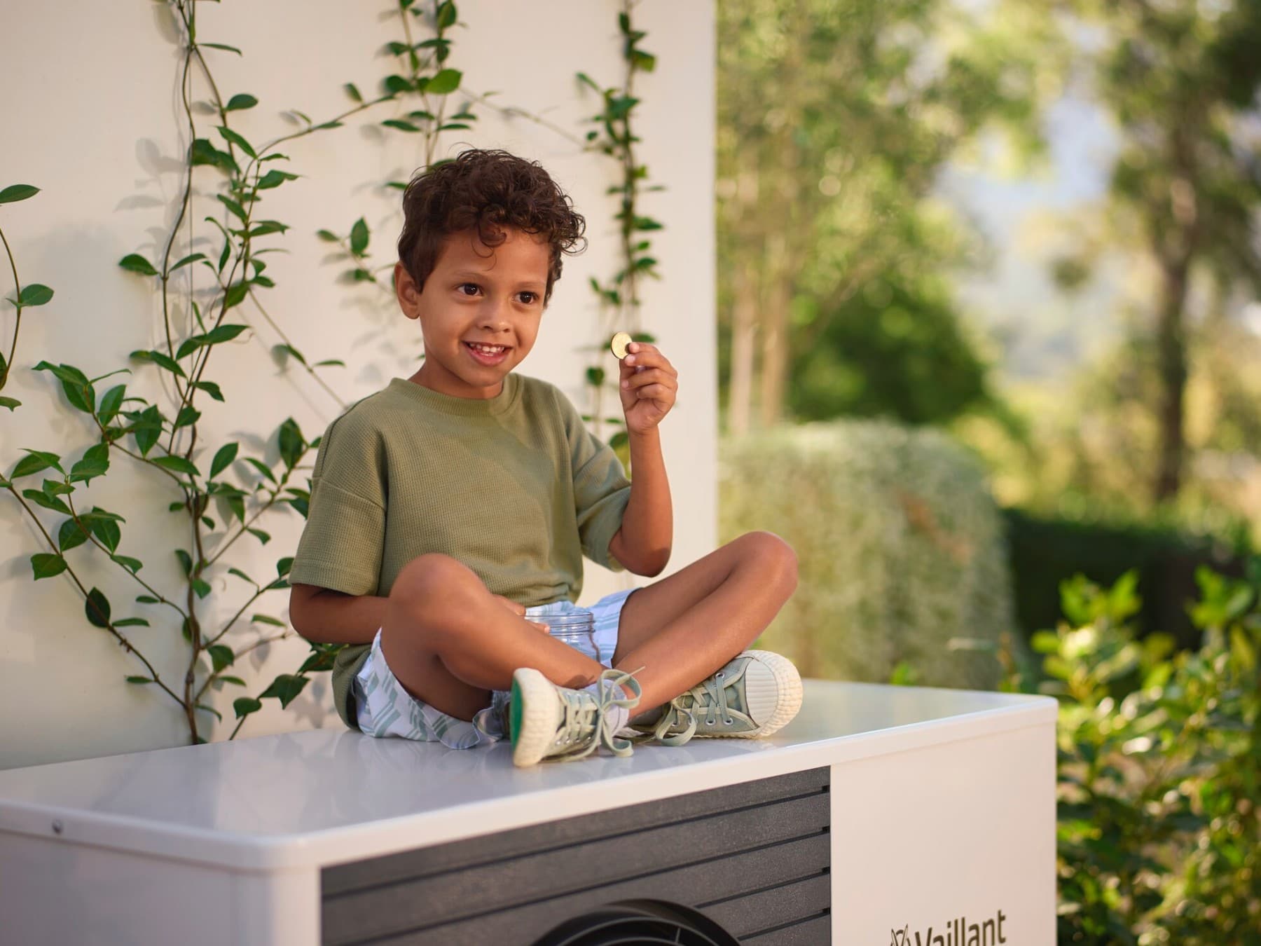 Дете седи на топлинска пумпа и брои пари