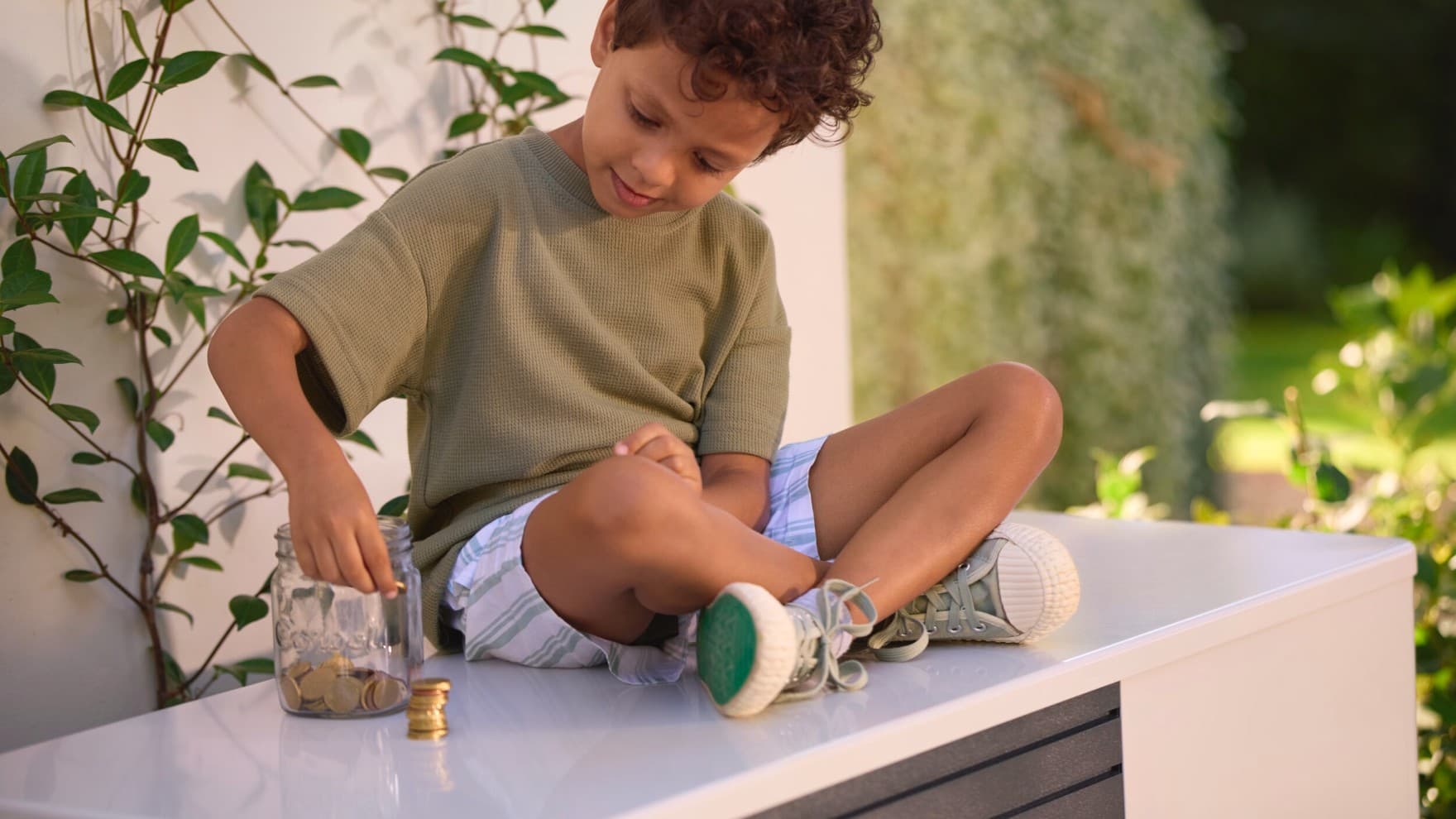 Дете седи на топлинска пумпа