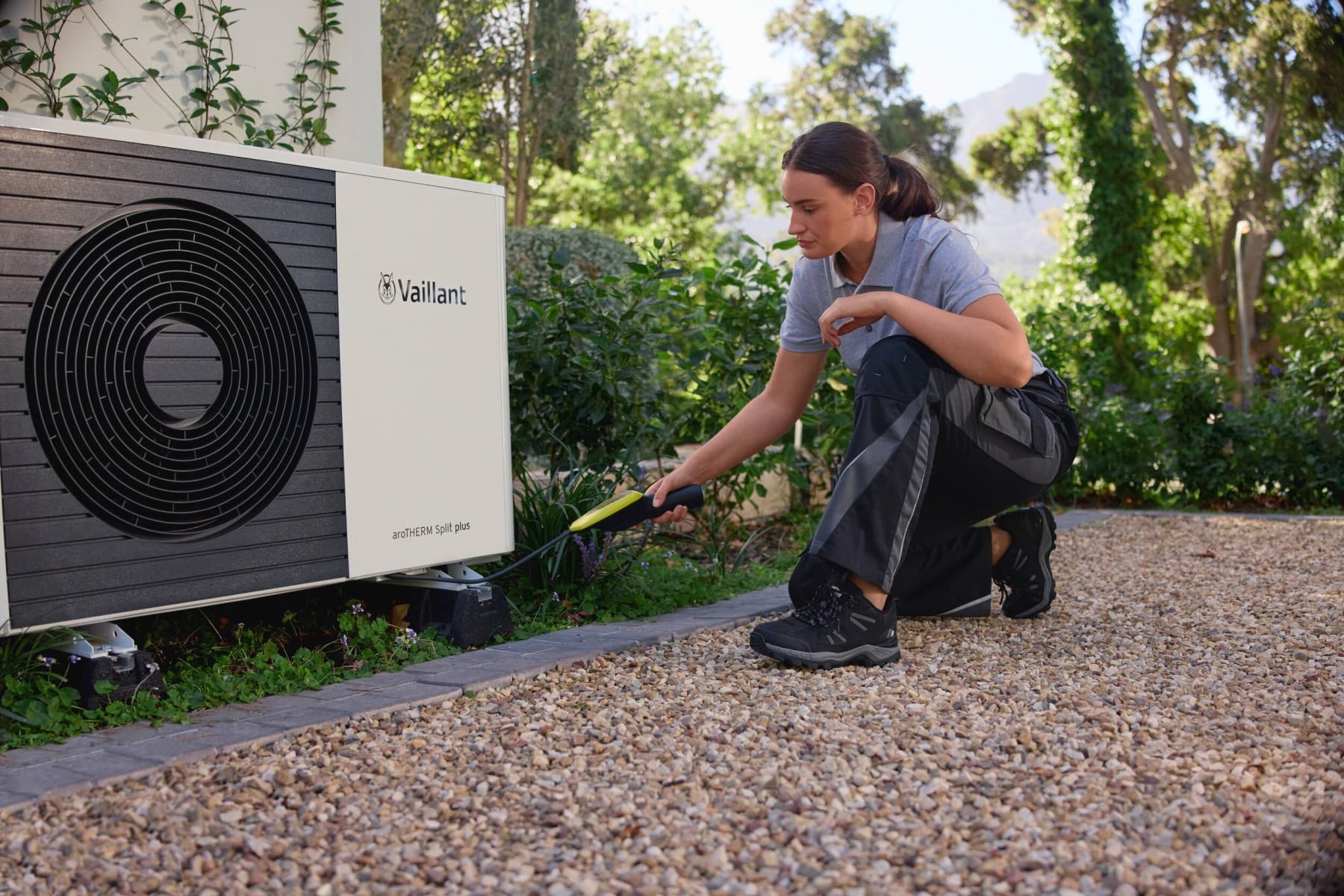 Инсталатер работи на топлинска пумпа