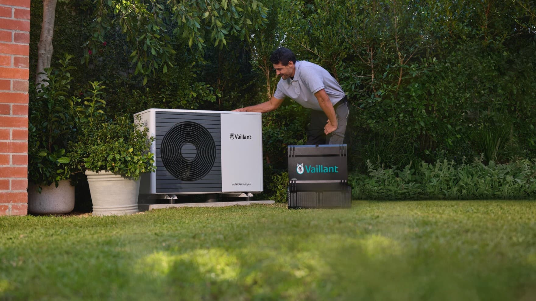 Инсталатери ја поставуваат топлинската пумпа со извор на воздух на место