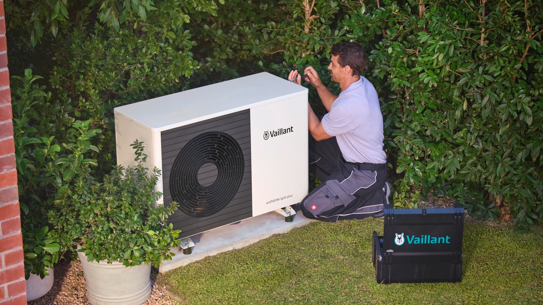 Инсталатер проверува топлинска пумпа со алатка