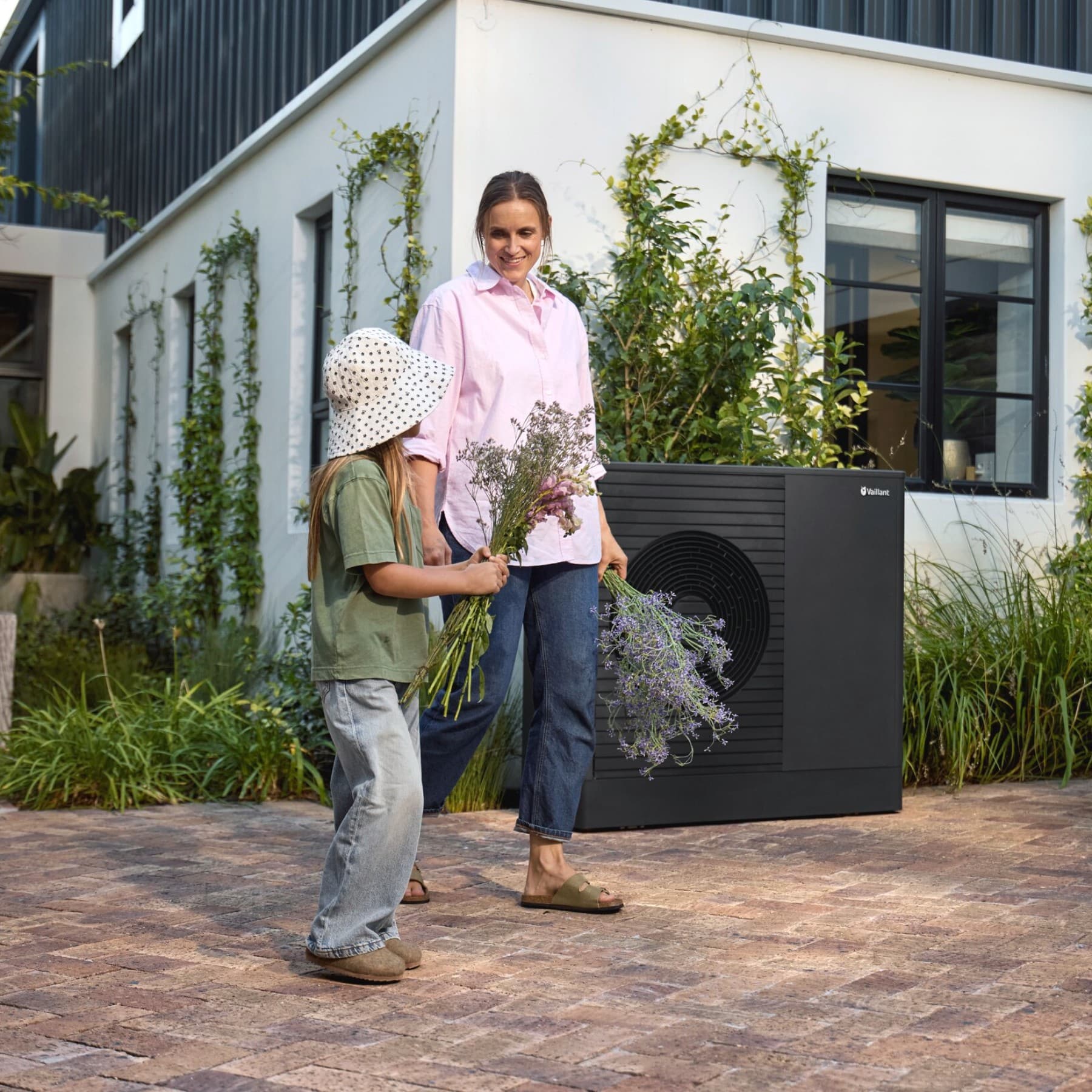 Мајка и ќерка пред нивната топлинска пумпа