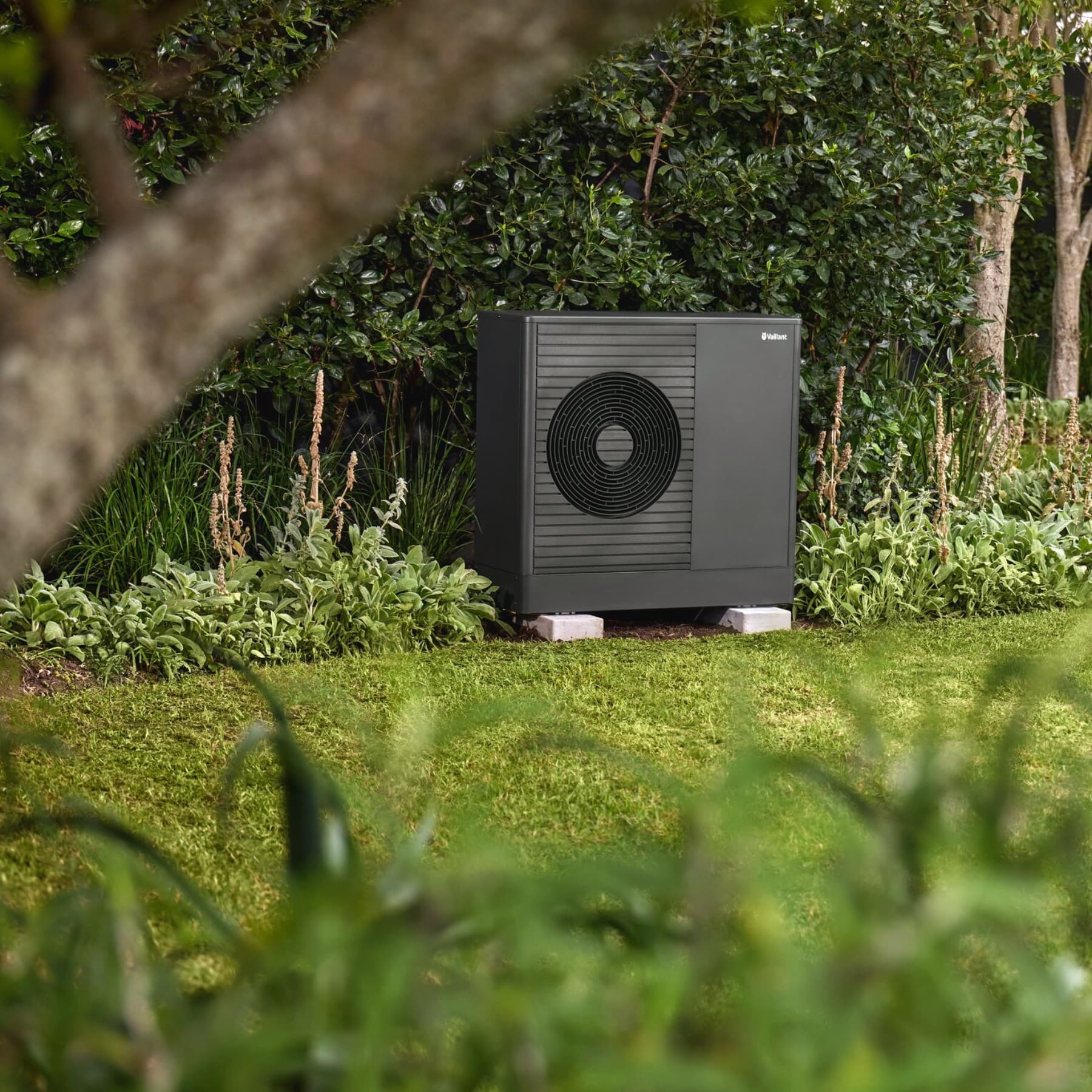 Топлинска пумпа Vaillant во градината пред куќата.