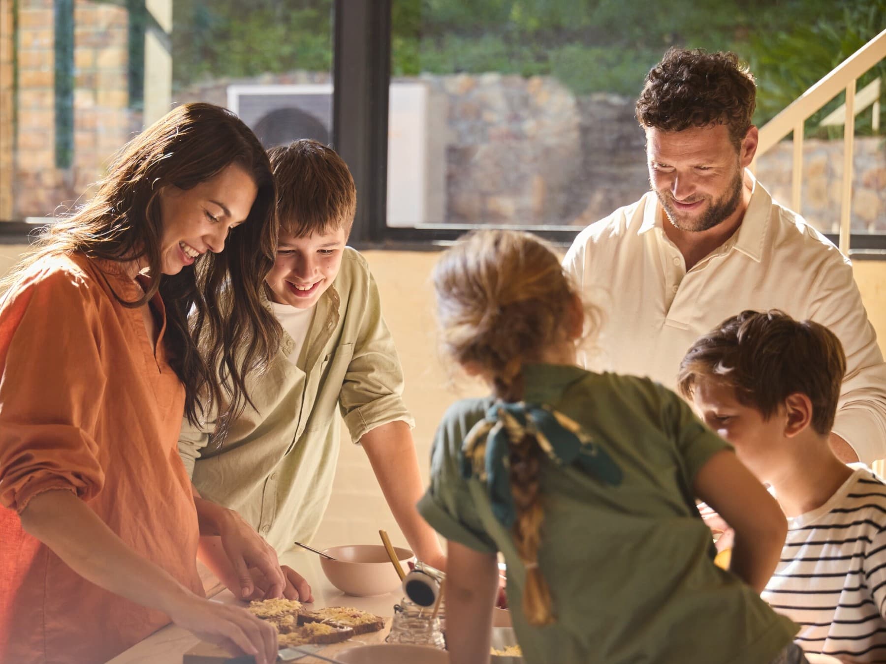 Семејство сече торта во нивната кујна