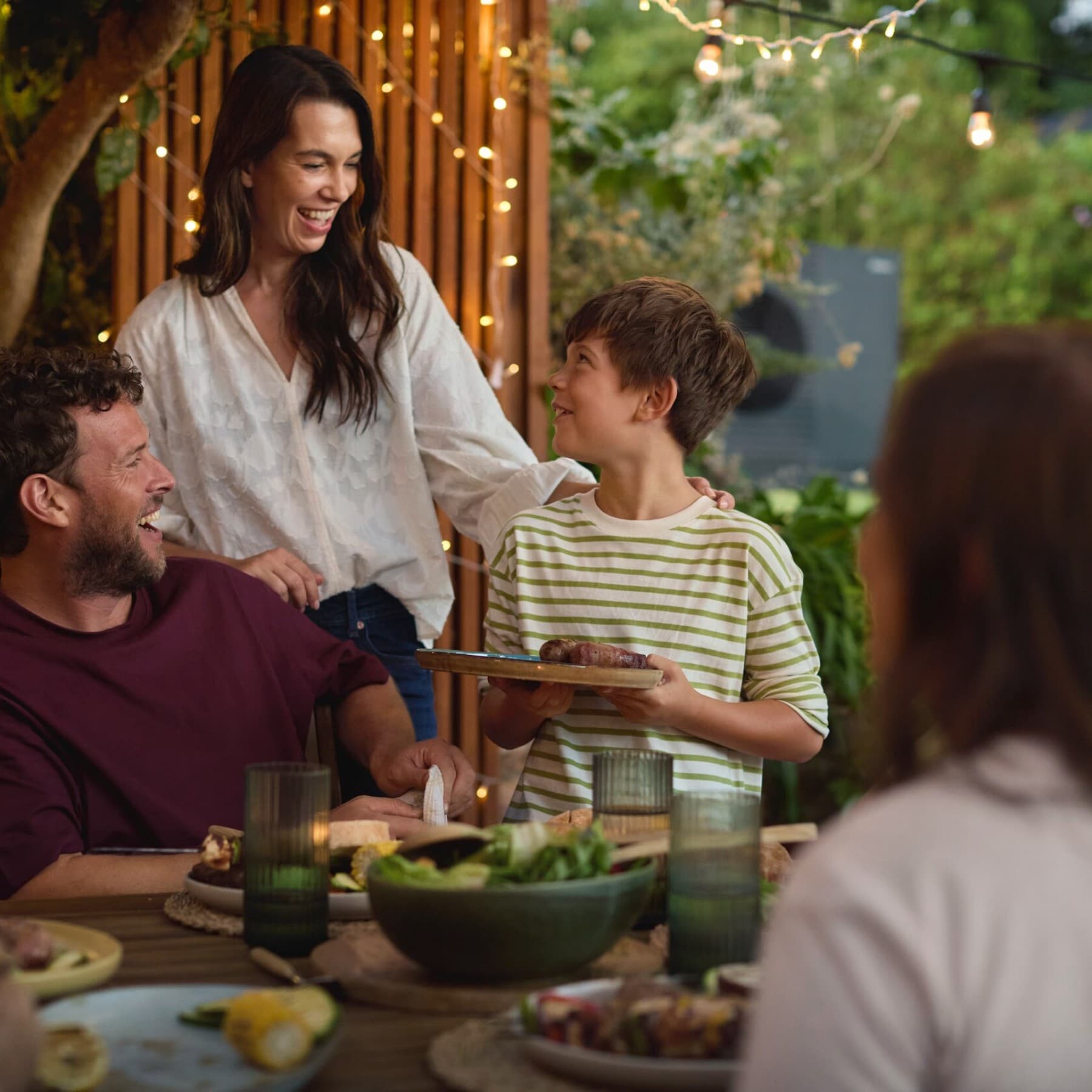 Семејна вечера во градината