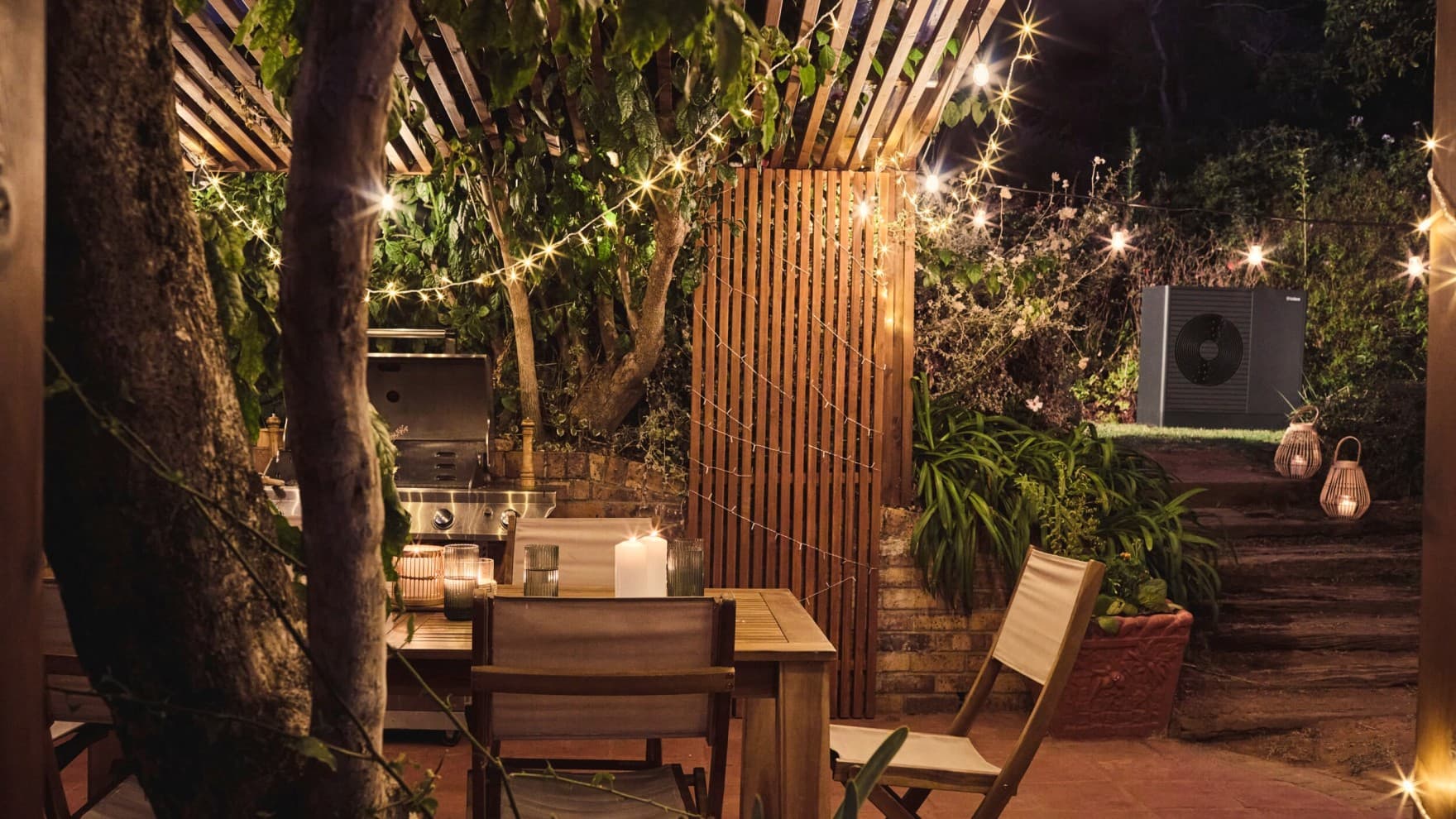 Осветлена самостојна куќа ноќе