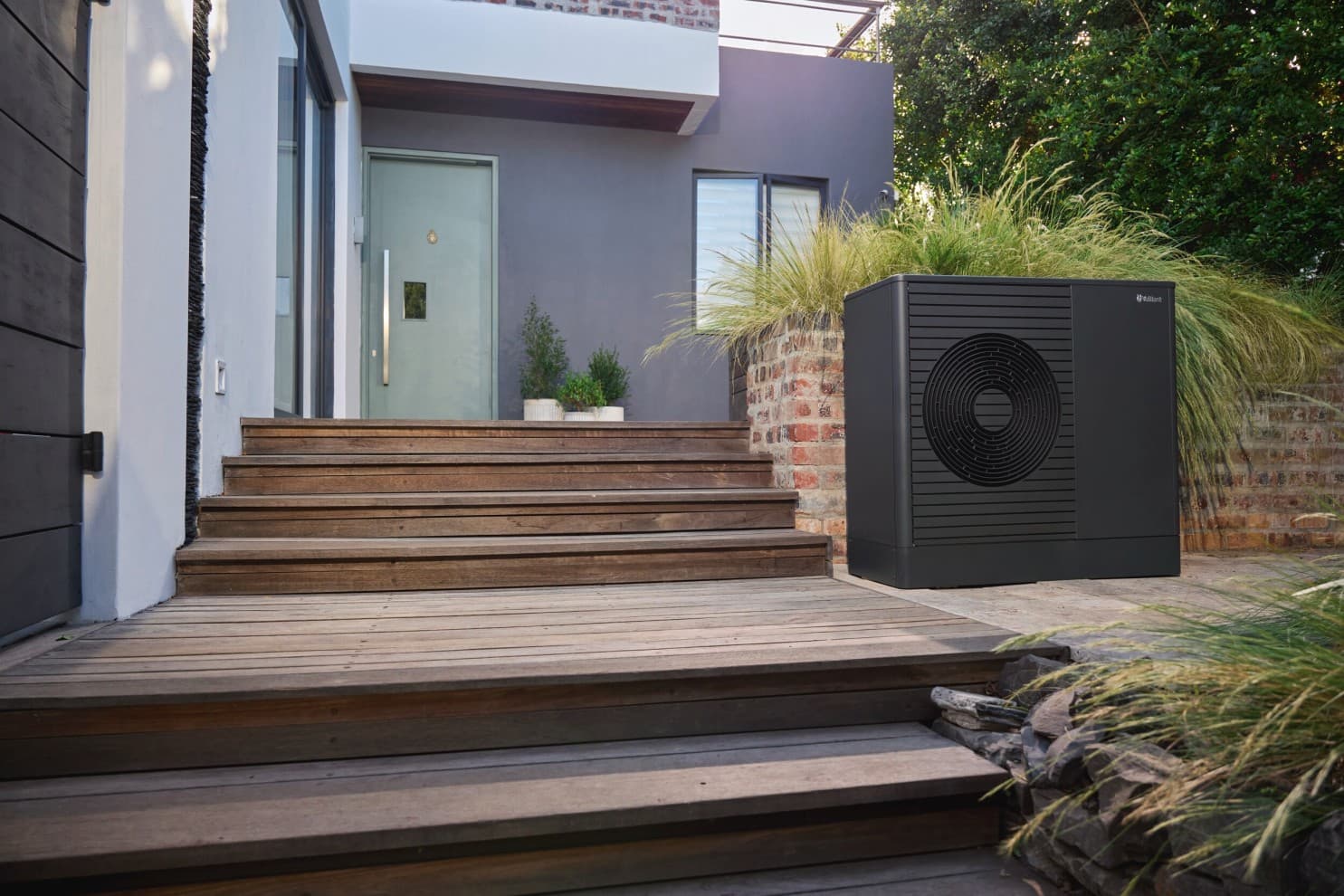 aroTHERM плус топлинска пумпа воздух-вода пред нова зграда