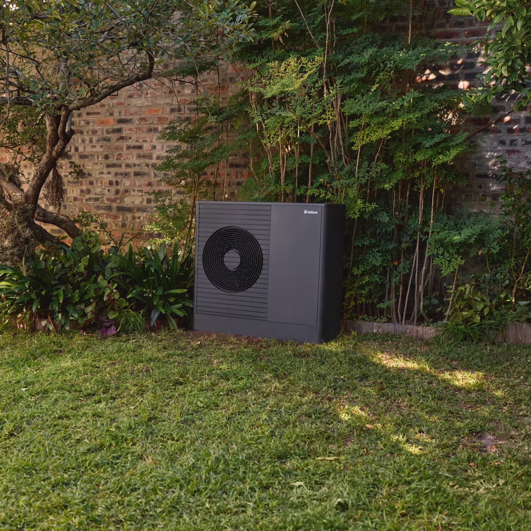 aroTHERM разделена топлинска пумпа воздух-вода пред стара зграда