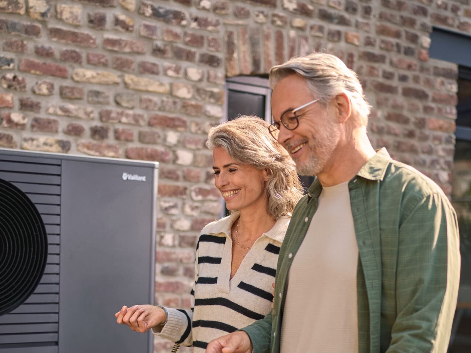 Човек гледа во телефон